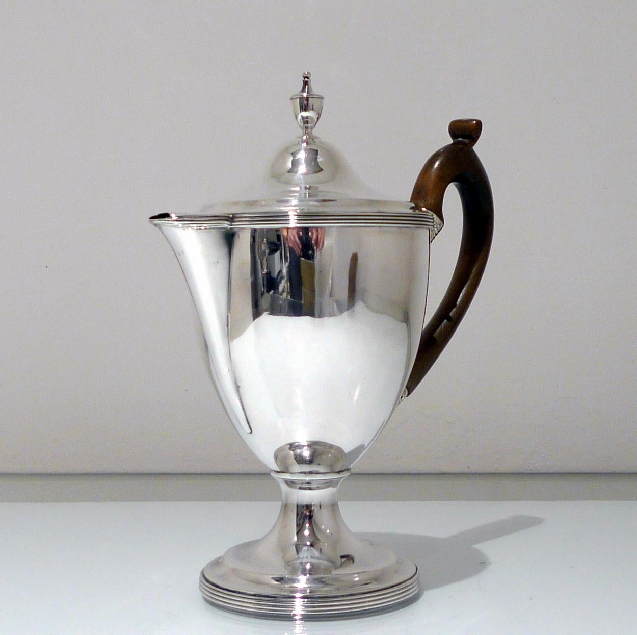 A stylish late 18th century silver argyle designed with a plain formed body and upper and lower reed borders. The fruitwood handle is scroll formed and the domed lid is detachable.

 

Weight: 15.1 troy ounces/470 grams

Measures: Height 8