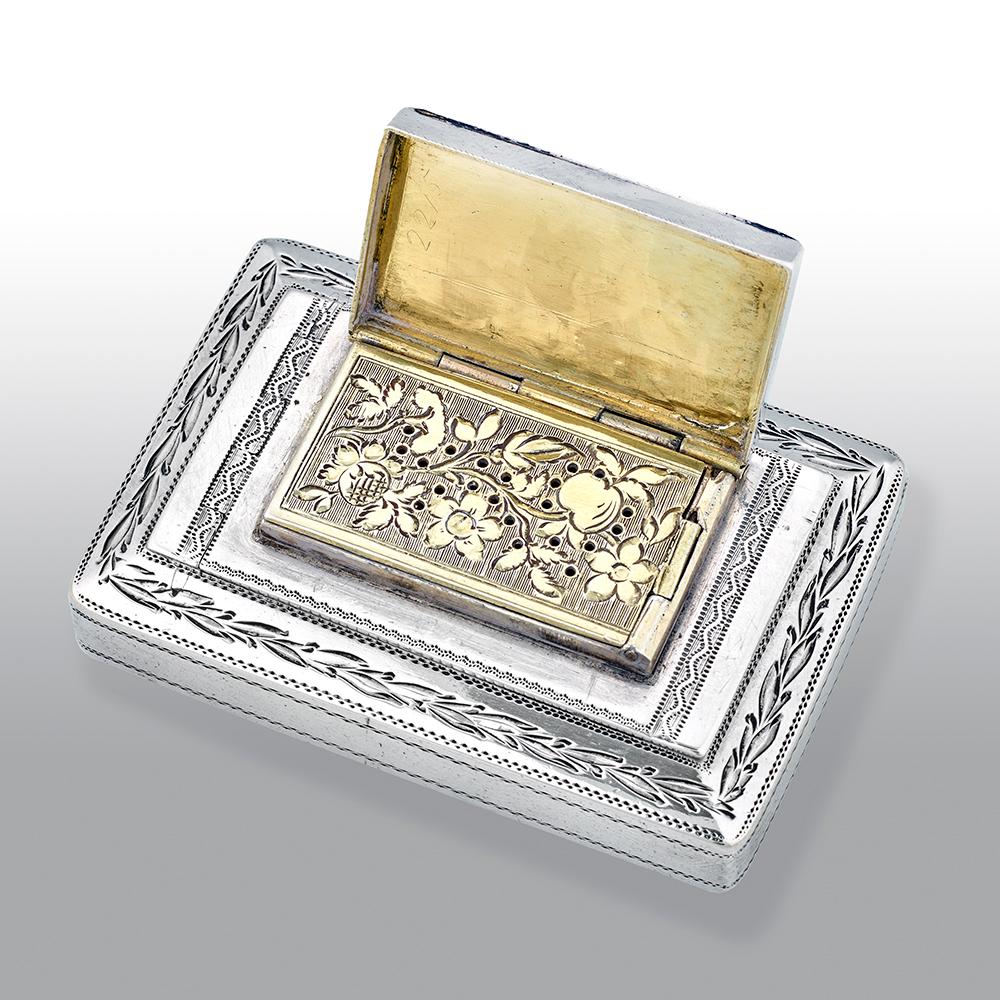 Gravé Antique George III Sterling Silver Combination Snuff Box and Vinaigrette (tabatière et vinaigrette) en vente