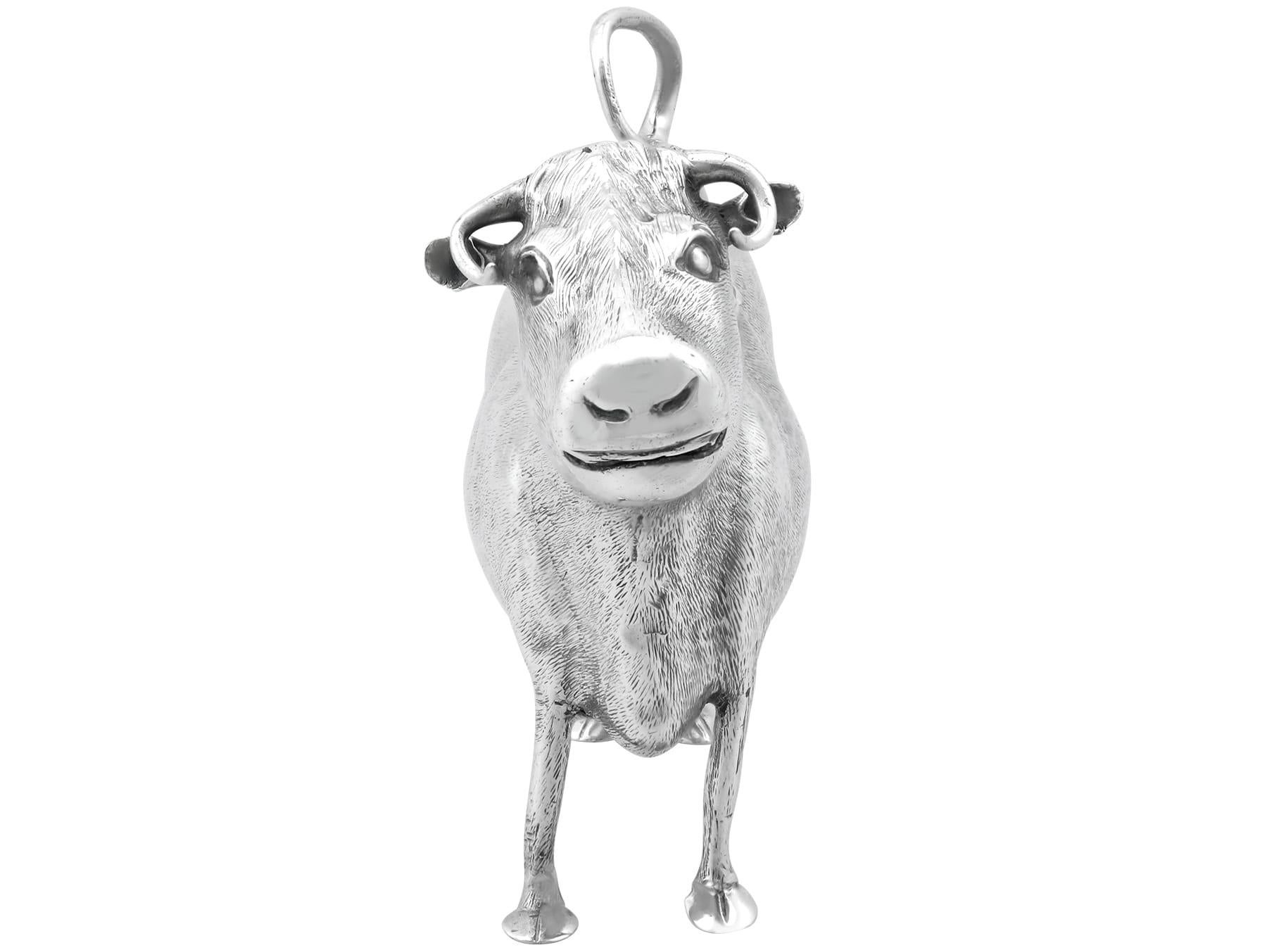 Metà XVIII secolo Antica lattiera per mucca in argento sterling di Giorgio III in vendita