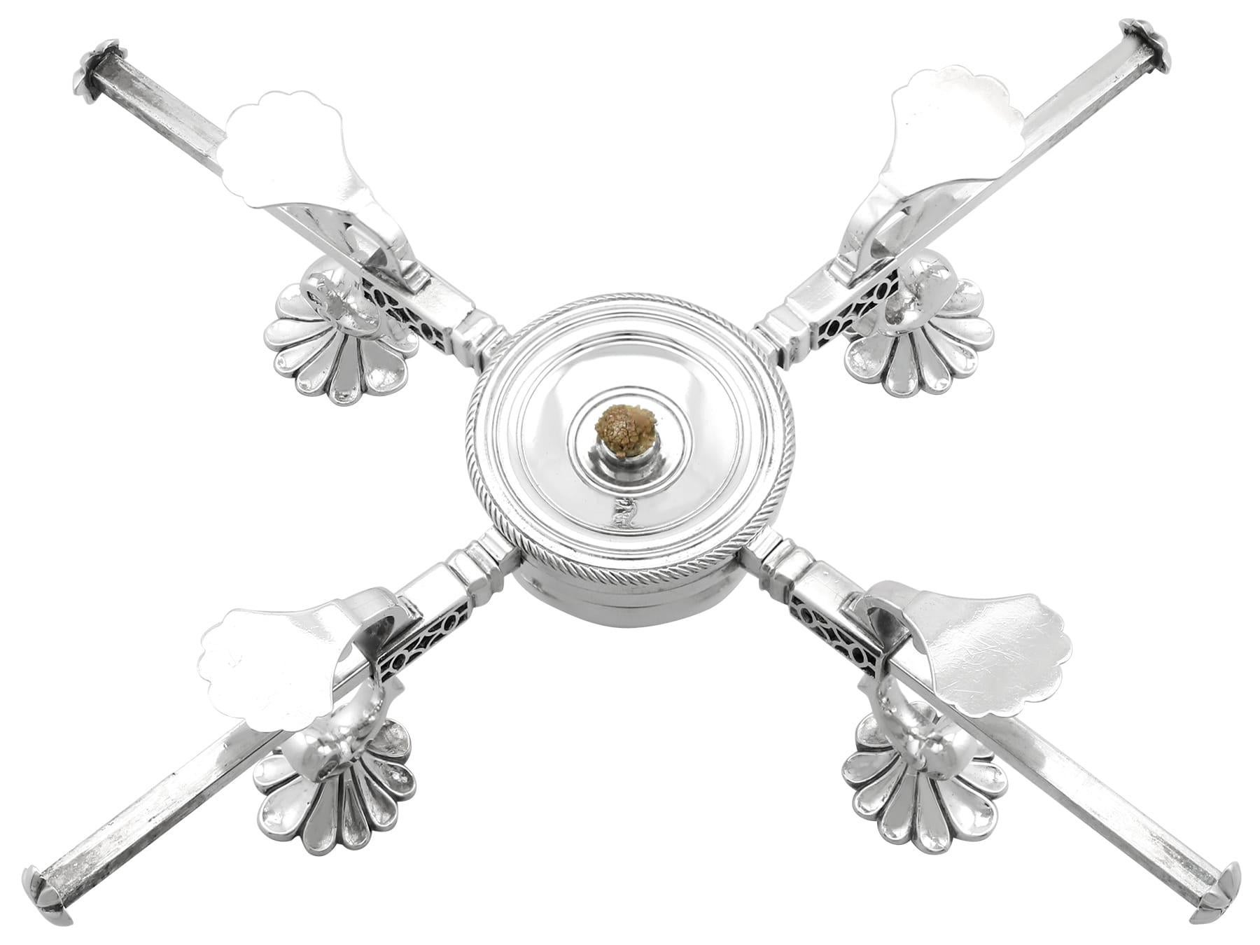 An exceptional, fine and impressive antique Georgian English cast sterling silver dish cross; an addition to our Georgian dining silverware collection.

This exceptional antique sterling silver dish cross* has a plain Regency style form.

Each plain