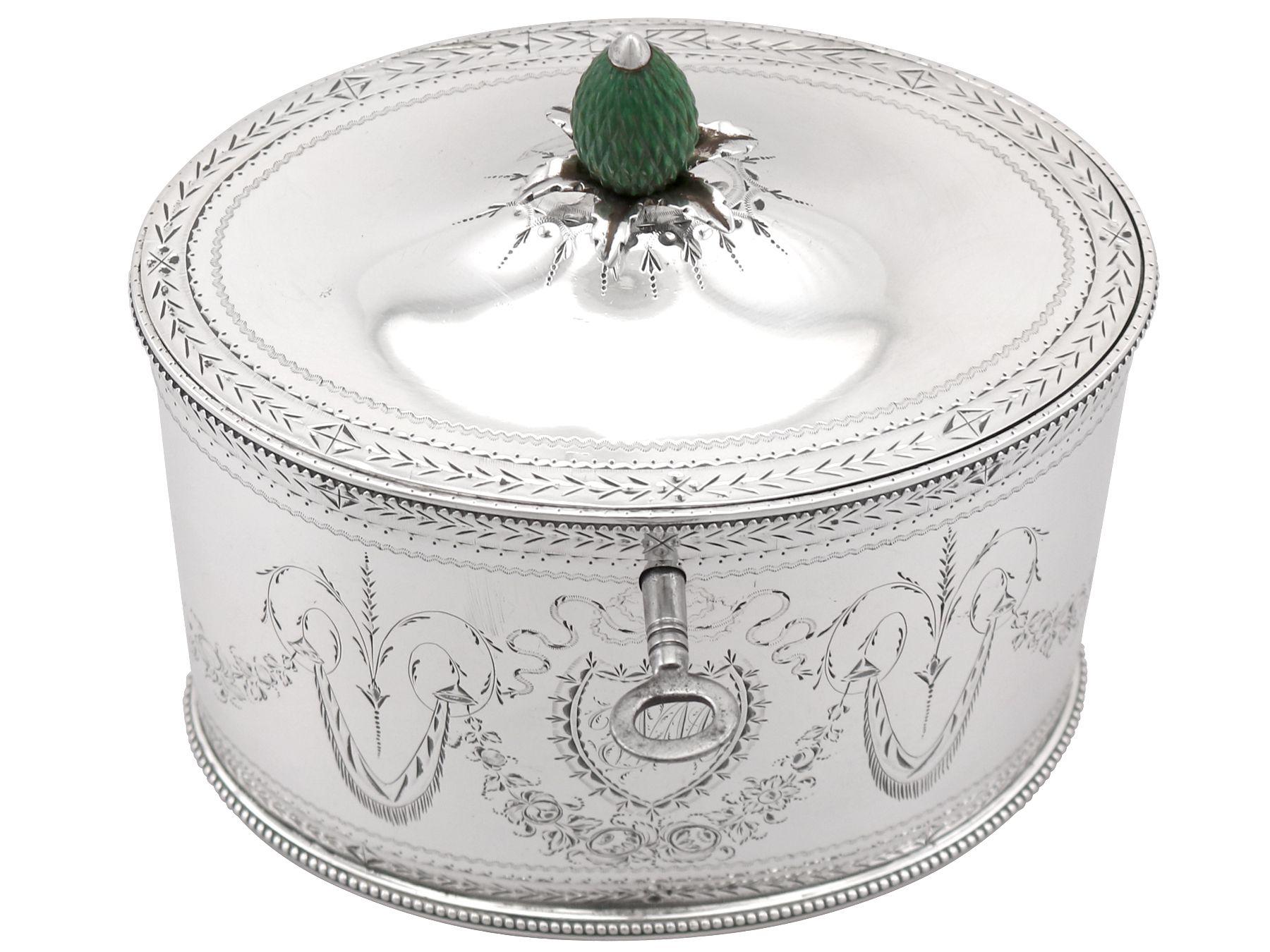 Eine außergewöhnliche, feine und beeindruckende antike georgianische englische Teedose aus Sterlingsilber von Henry Chawner; eine Ergänzung zu unserer Silberteegeschirr-Sammlung.

Diese außergewöhnliche antike Teedose aus georgianischem