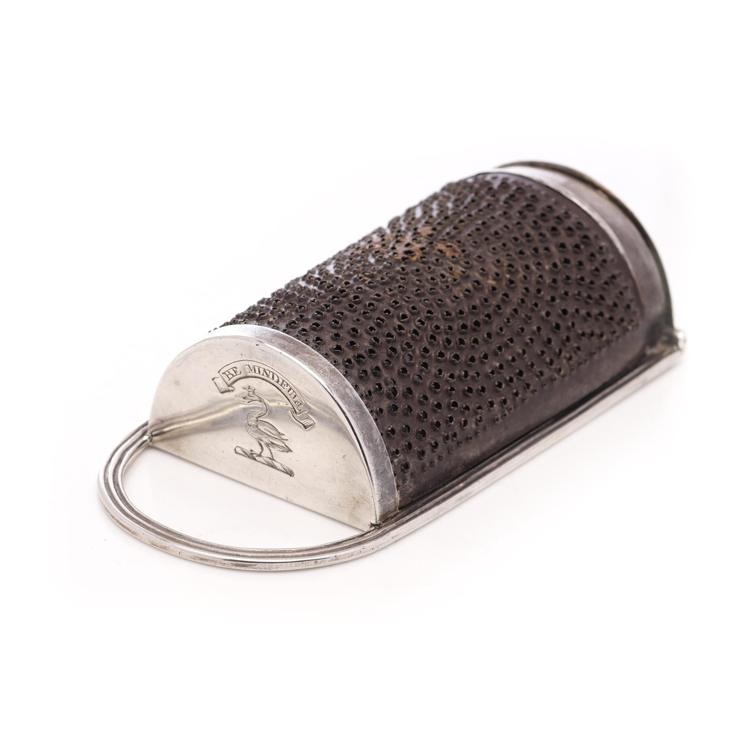 Antique George III sterling silver nutmeg grater with steel rasp For Sale 1