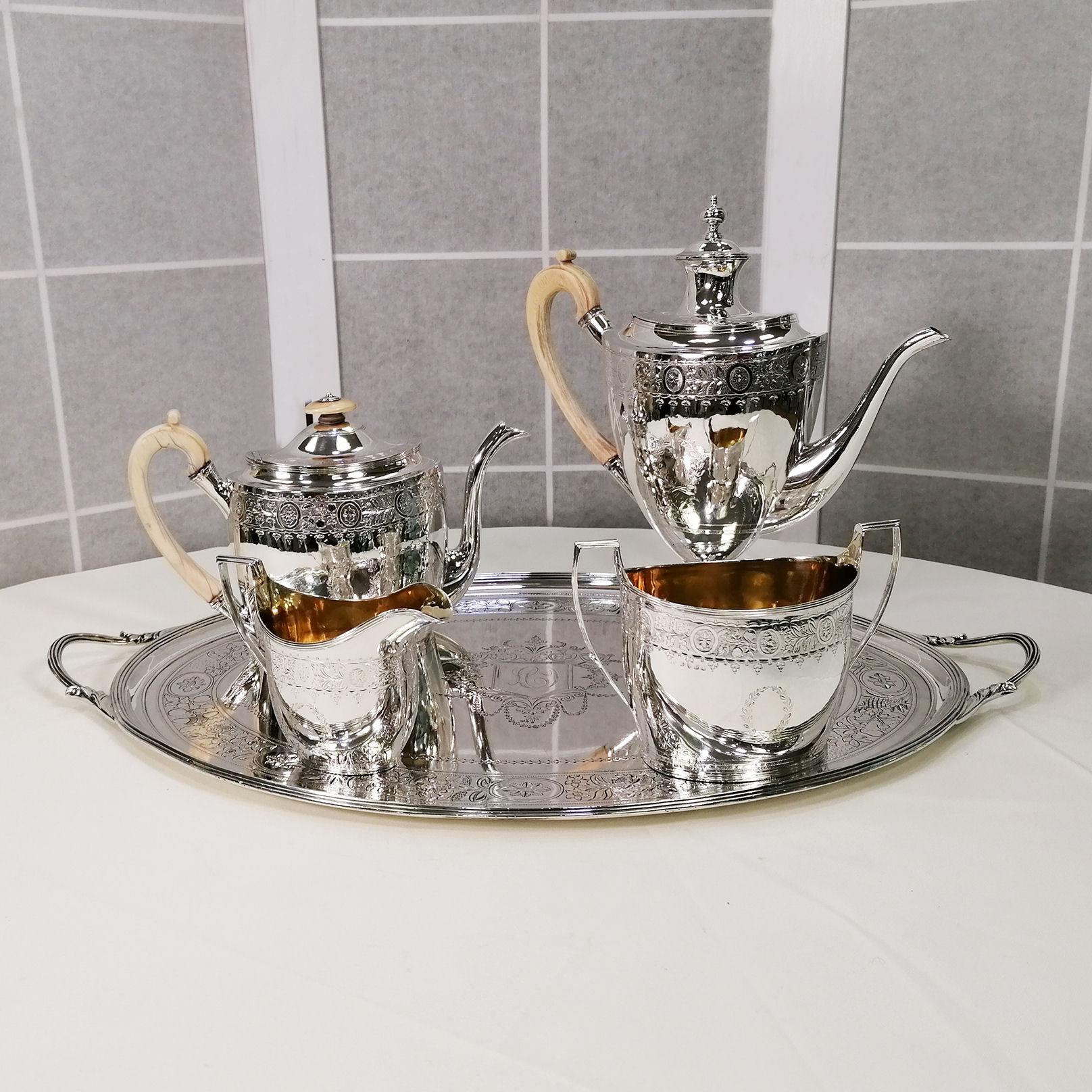 Seltenes George III Sterling Silber Tee-Kaffee Set Elfenbein Griffe plus Tablett 1799-1800
Dieses hervorragende Teeservice aus antikem Sterlingsilber von George III., das 1798-9 in London von Charles Asprey gestempelt wurde, hat eine ovale Form und
