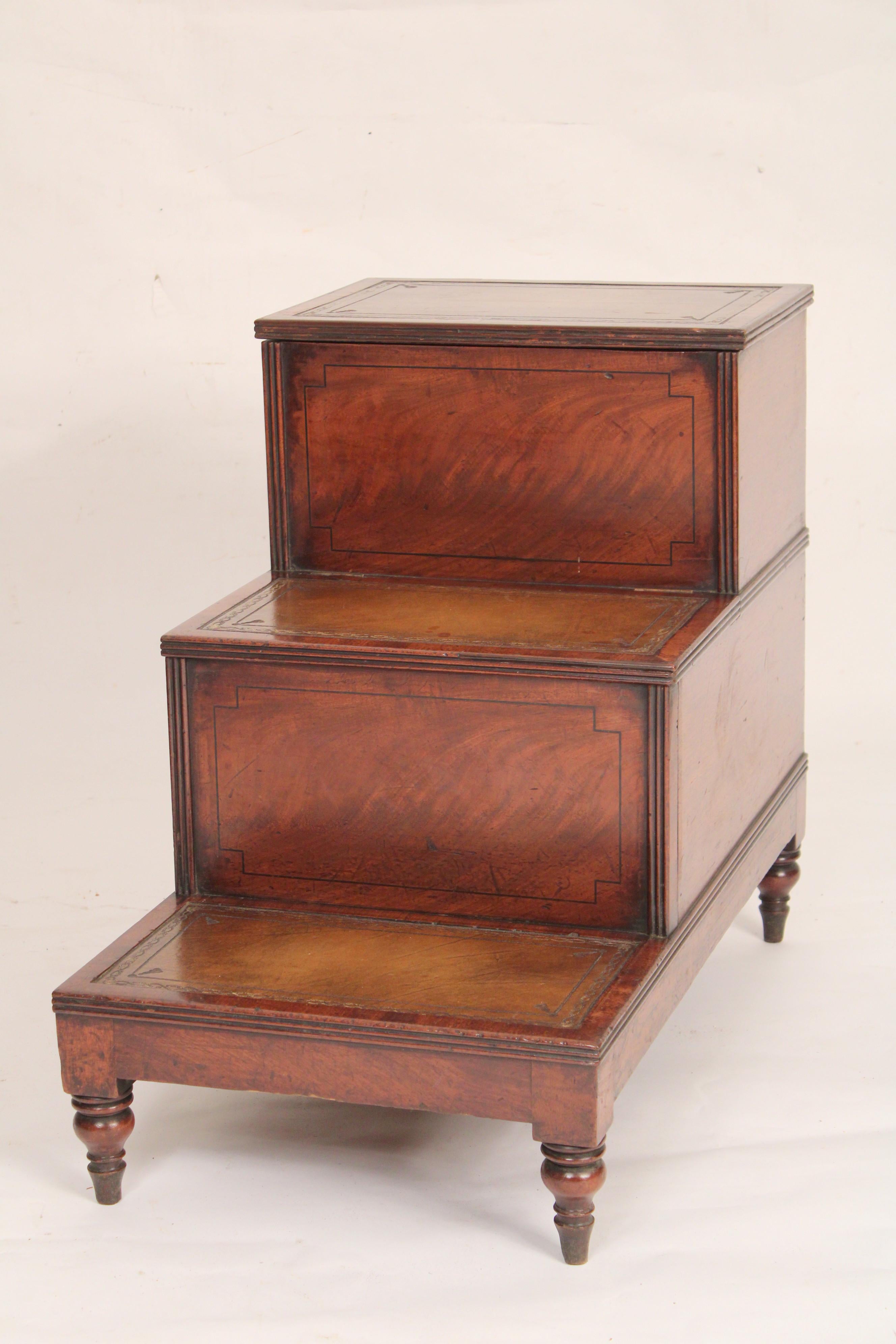 Anglais Ancienne commode de chevet en acajou de style George III en vente