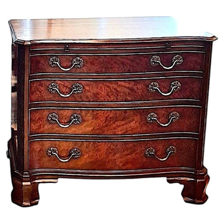 Commode ancienne en acajou de style George III en vente