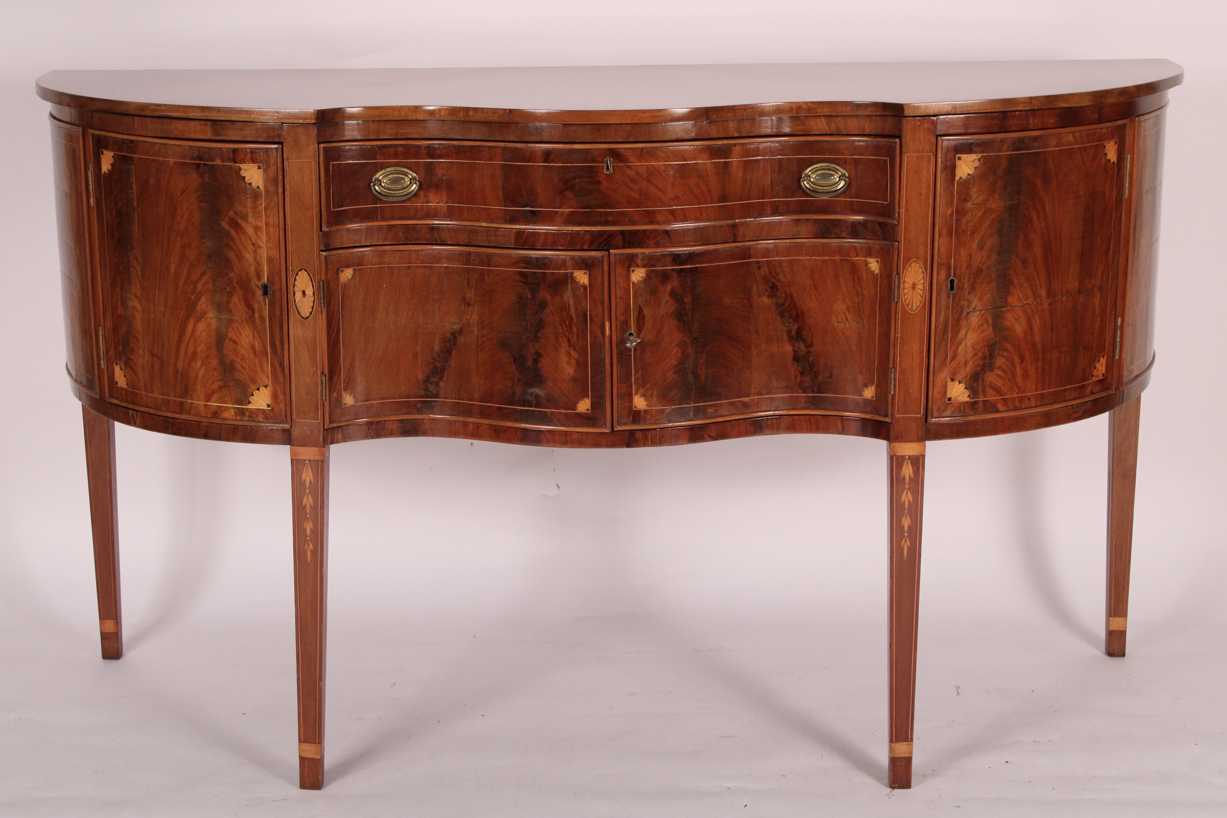 Antica credenza intarsiata in mogano in stile Giorgio III, XIX secolo. Con un piano in mogano a due tavole, un cassetto centrale con modanature a gallo e intarsi a cordoncino sopra due ante con intarsi a ventaglio, pannelli in mogano a fiamma e