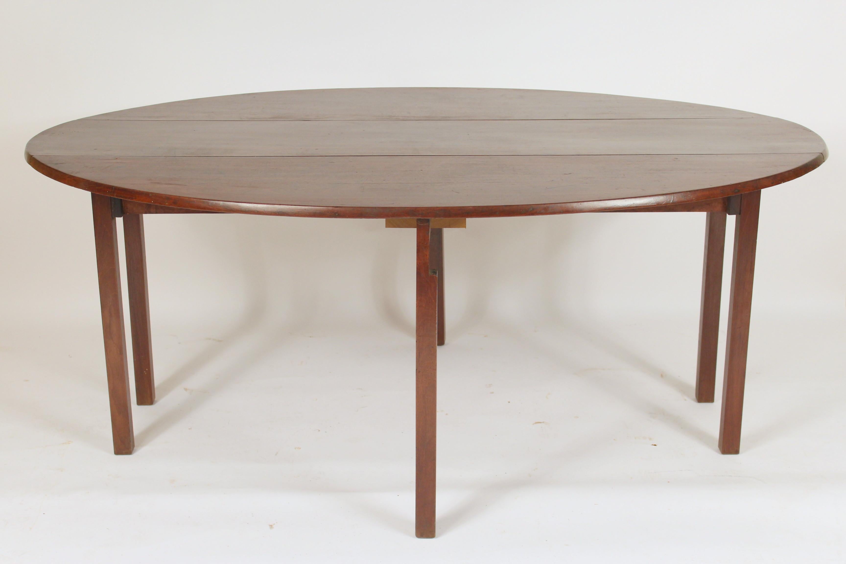 Antique George III style mahogany wake table, 19th century. Dimensions of top when leaves are raised 72