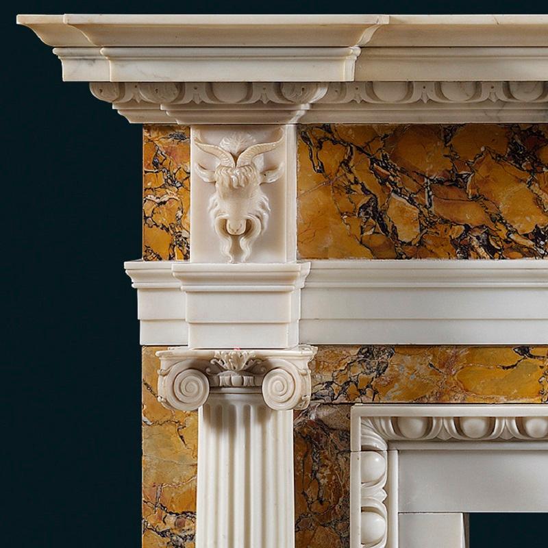 Antiker Kaminsims aus weißem Bildhauer- und Siena-Marmor im George-III-Stil (George III.) im Angebot