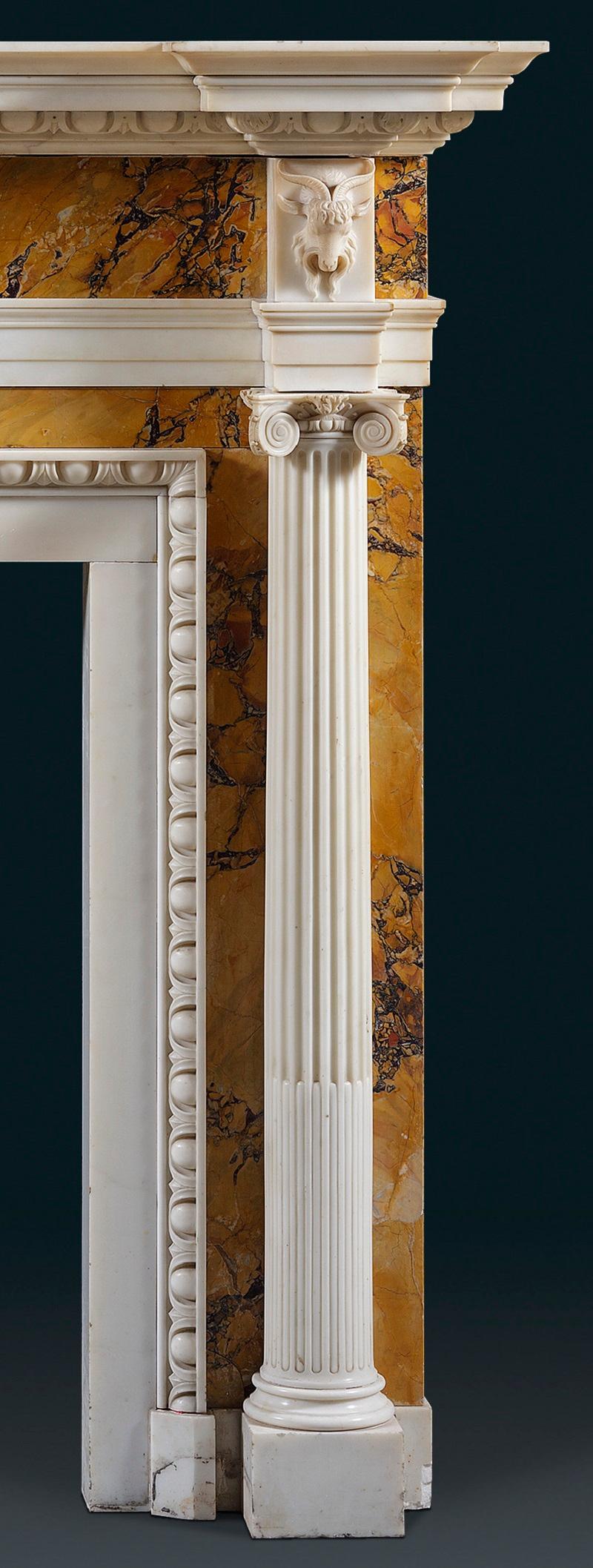 Antiker Kaminsims aus weißem Bildhauer- und Siena-Marmor im George-III-Stil (Geschnitzt) im Angebot