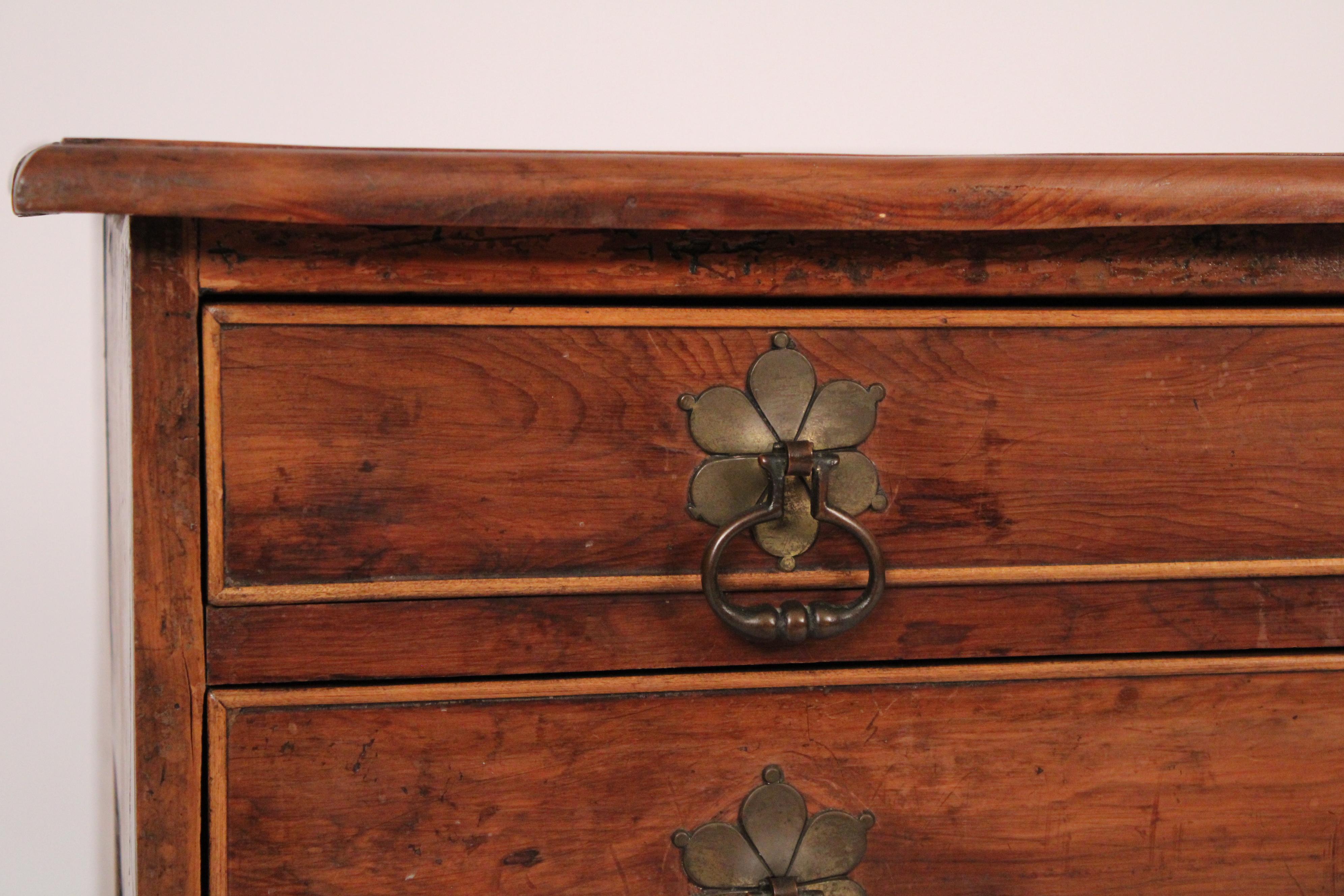 Ancienne commode/table d'appoint en bois d'if de style George III en vente 4