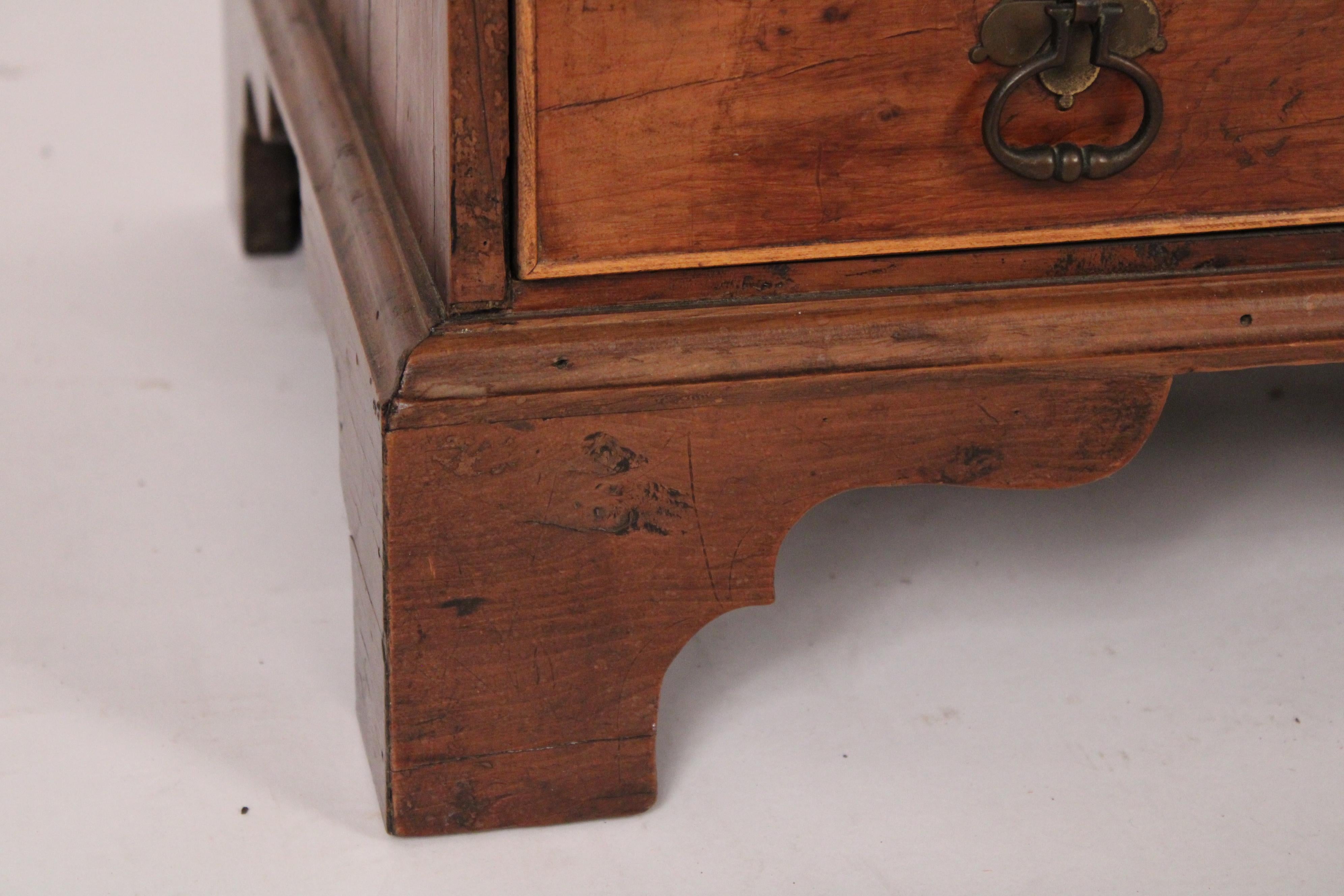 Ancienne commode/table d'appoint en bois d'if de style George III en vente 5