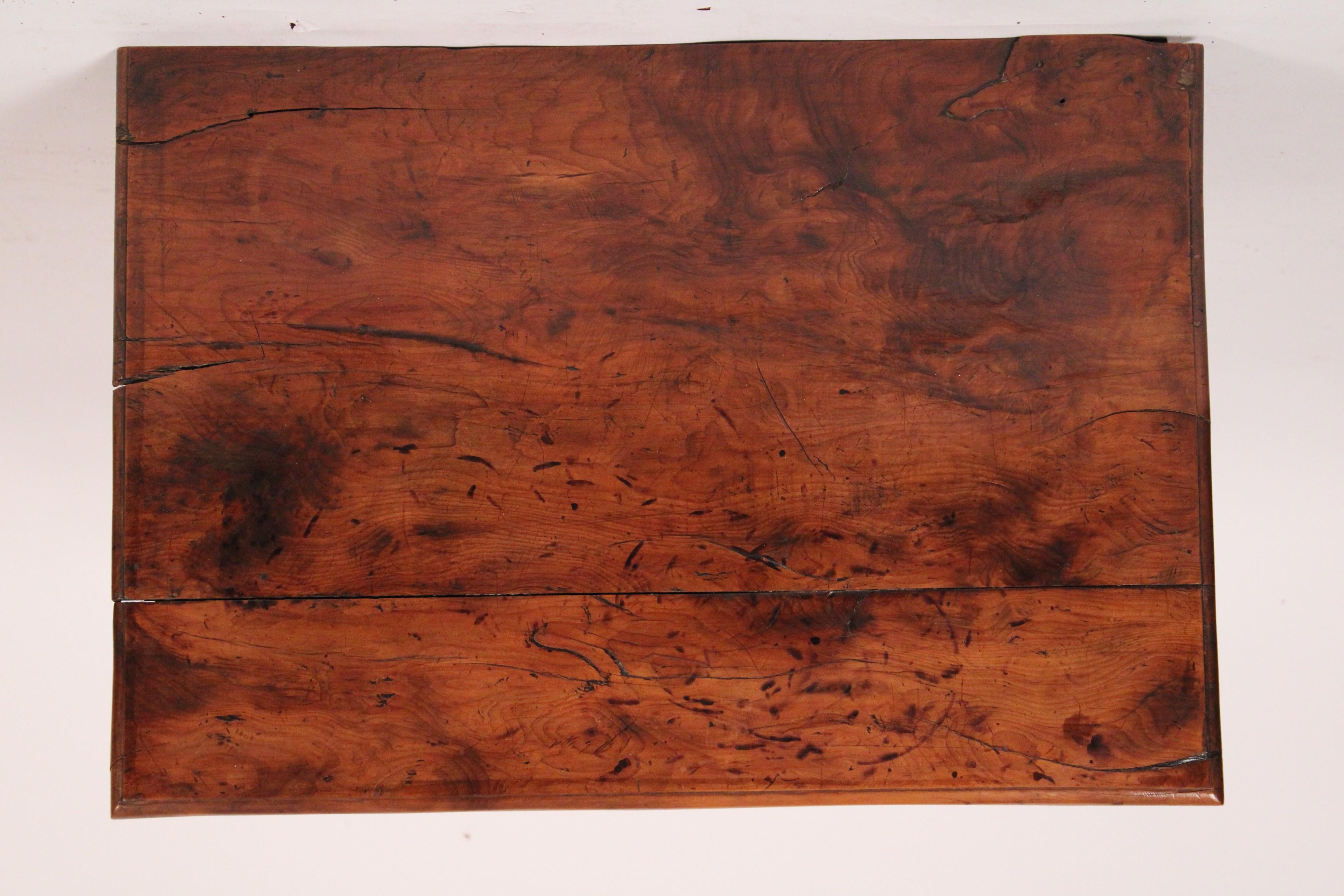 Début du 20ème siècle Ancienne commode/table d'appoint en bois d'if de style George III en vente