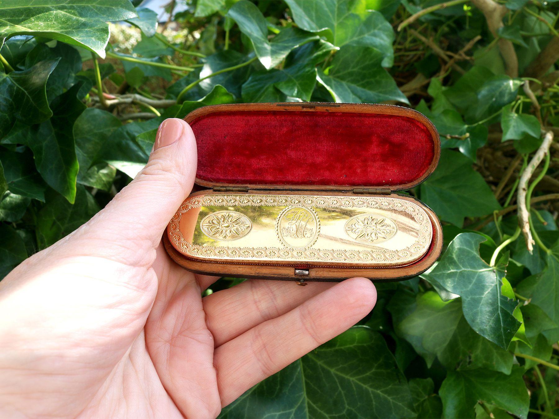 An exceptional, fine and impressive antique Georgian English 22k yellow gold toothpick case / holder with mirror - boxed; an addition to our ornamental silverware collection.

This exceptional antique Georgian 22k yellow gold toothpick holder has an