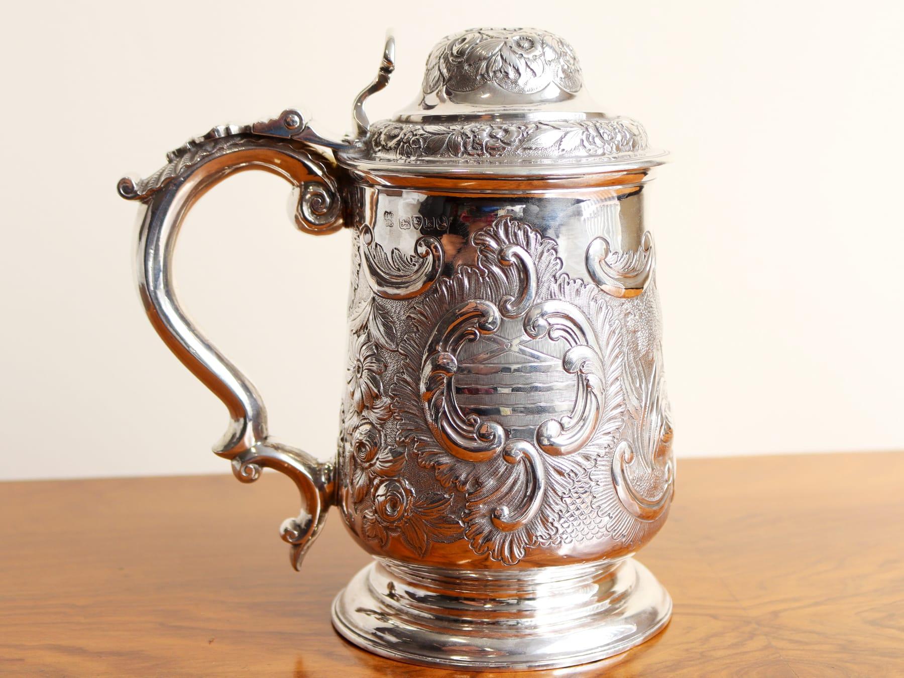 Un antico boccale in argento sterling di Giorgio IV, bello e imponente, che va ad aggiungersi alla nostra collezione di boccali in argento.

Questo eccezionale boccale antico in argento sterling di Giorgio IV ha una forma a balaustro su un