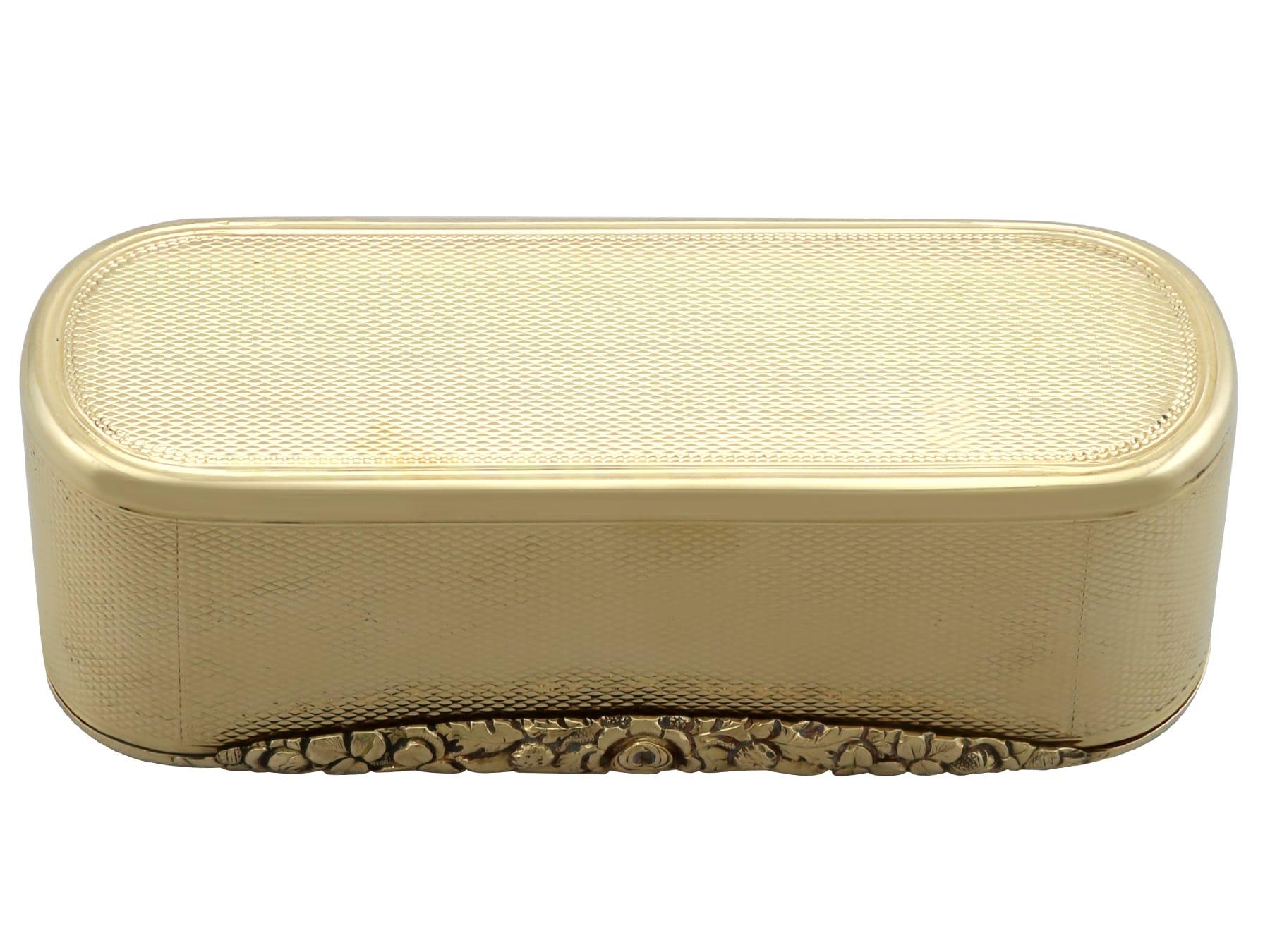 Una excepcional, fina e impresionante caja de rapé inglesa antigua de oro de 18 quilates; una adición a nuestra colección del siglo XIX.

Esta excepcional tabaquera inglesa antigua de oro amarillo de 18 quilates tiene forma oblonga con extremos