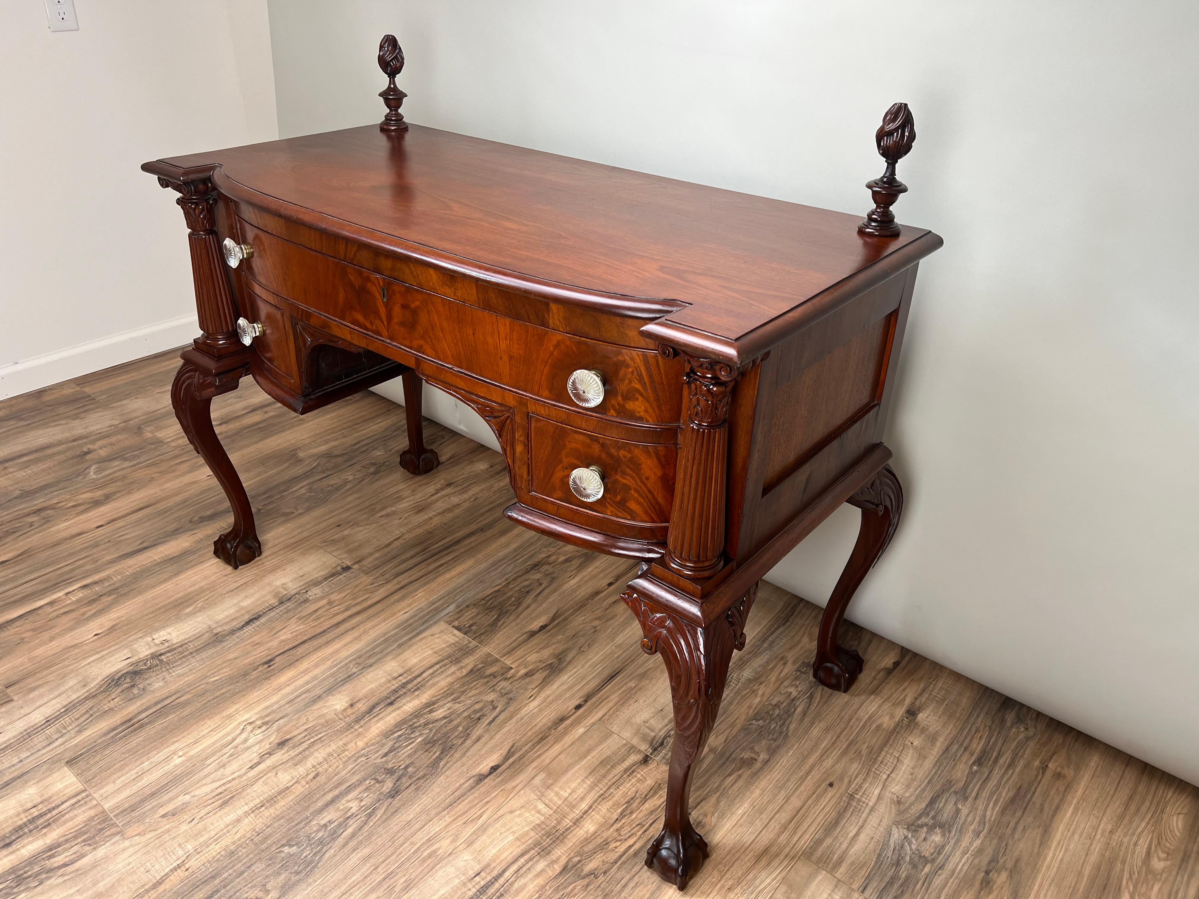 Intagliato Antico Buffet in mogano a fiamma Giorgio IV Chippendale c.C. Metà del XIX secolo in vendita