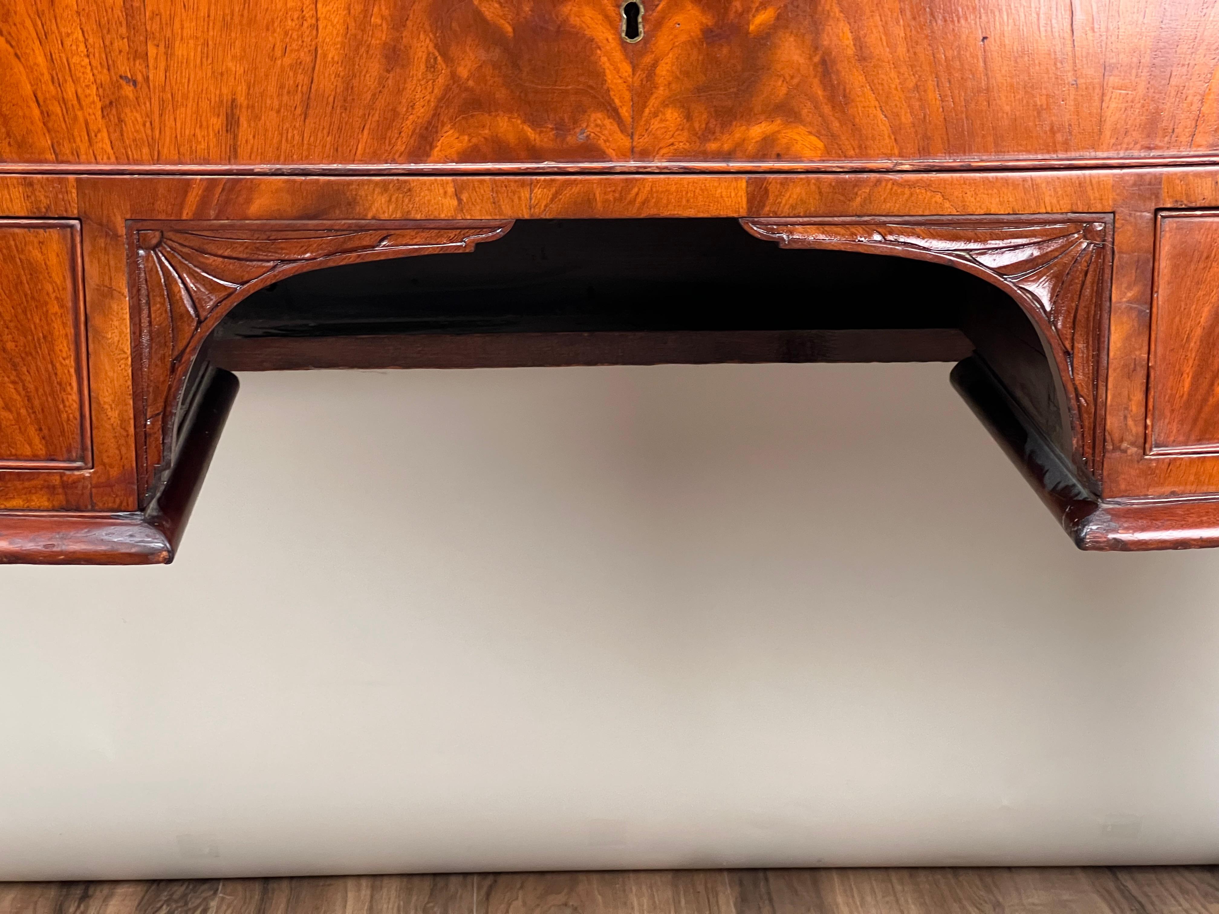 Antico Buffet in mogano a fiamma Giorgio IV Chippendale c.C. Metà del XIX secolo in vendita 3