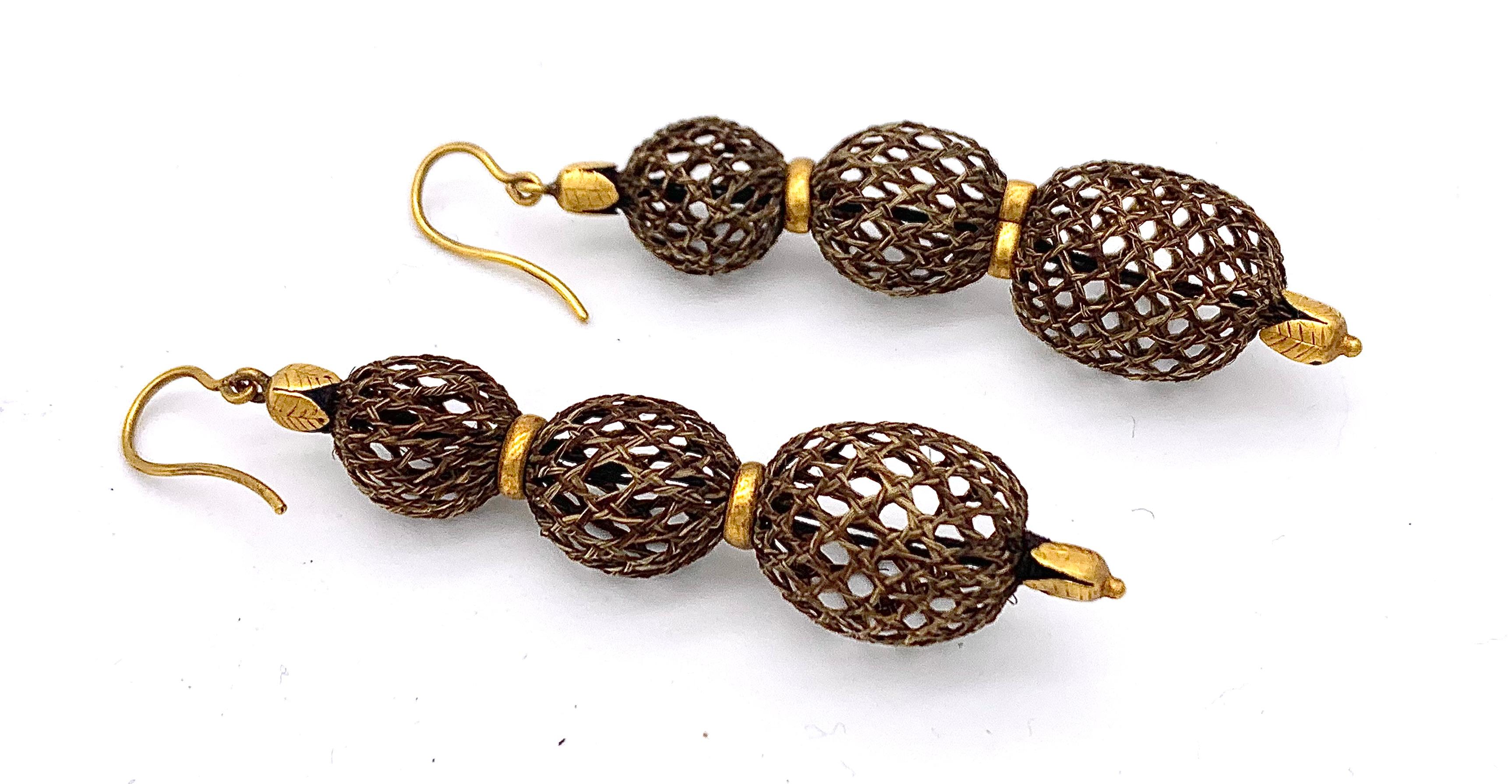 Antique George IV Drop Earrings 14 Karat Gold Woven Hair Leaf Ornaments In Good Condition For Sale In Munich, Bavaria