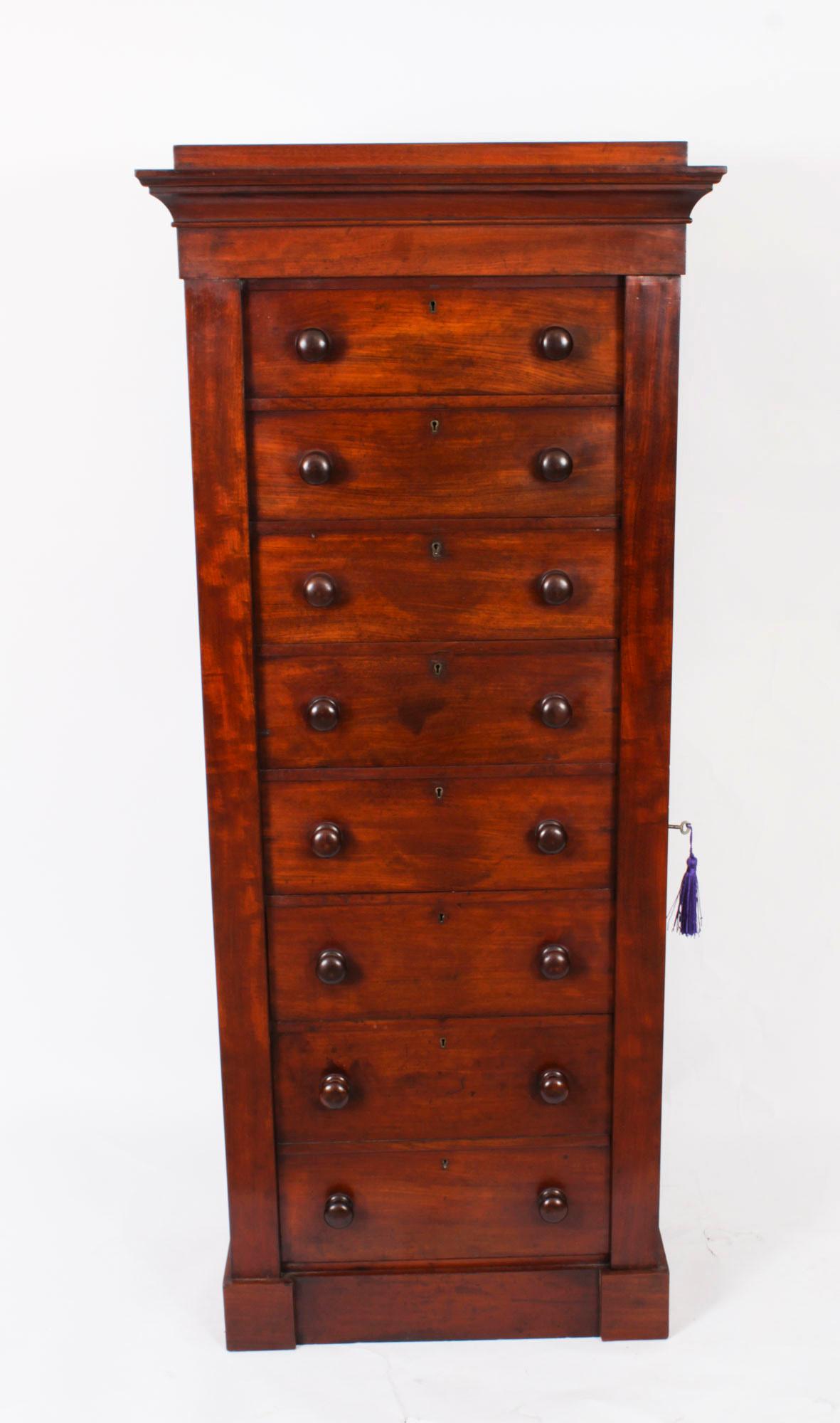 A fine antique well proportioned flame mahogany George IV Wellington chest, in the manner of Gillows, Circa 1830 in date.

With fabulous original colour, original handles, ash and cedar lined drawers and key for the locking bar.

It has has seven