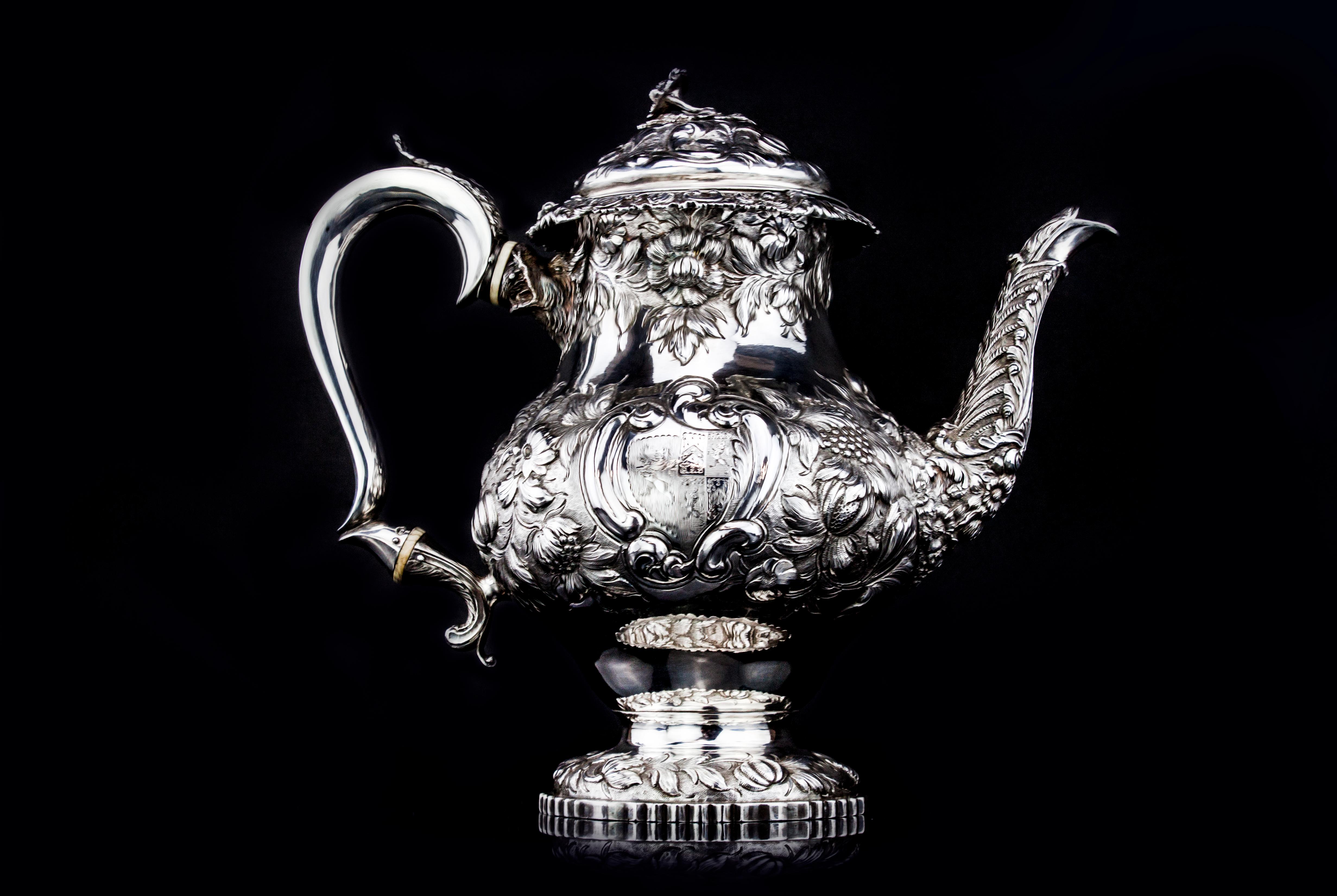 An impressive George IV period sterling silver tea pot
Maker: Charles Fox II
Made in England, London, 1823
Fully hallmarked.

Dimensions -
Approx size: 29 x 15 x 26 cm
Weight: 1097 grams


Please note handle is bone, not ivory.

Charles