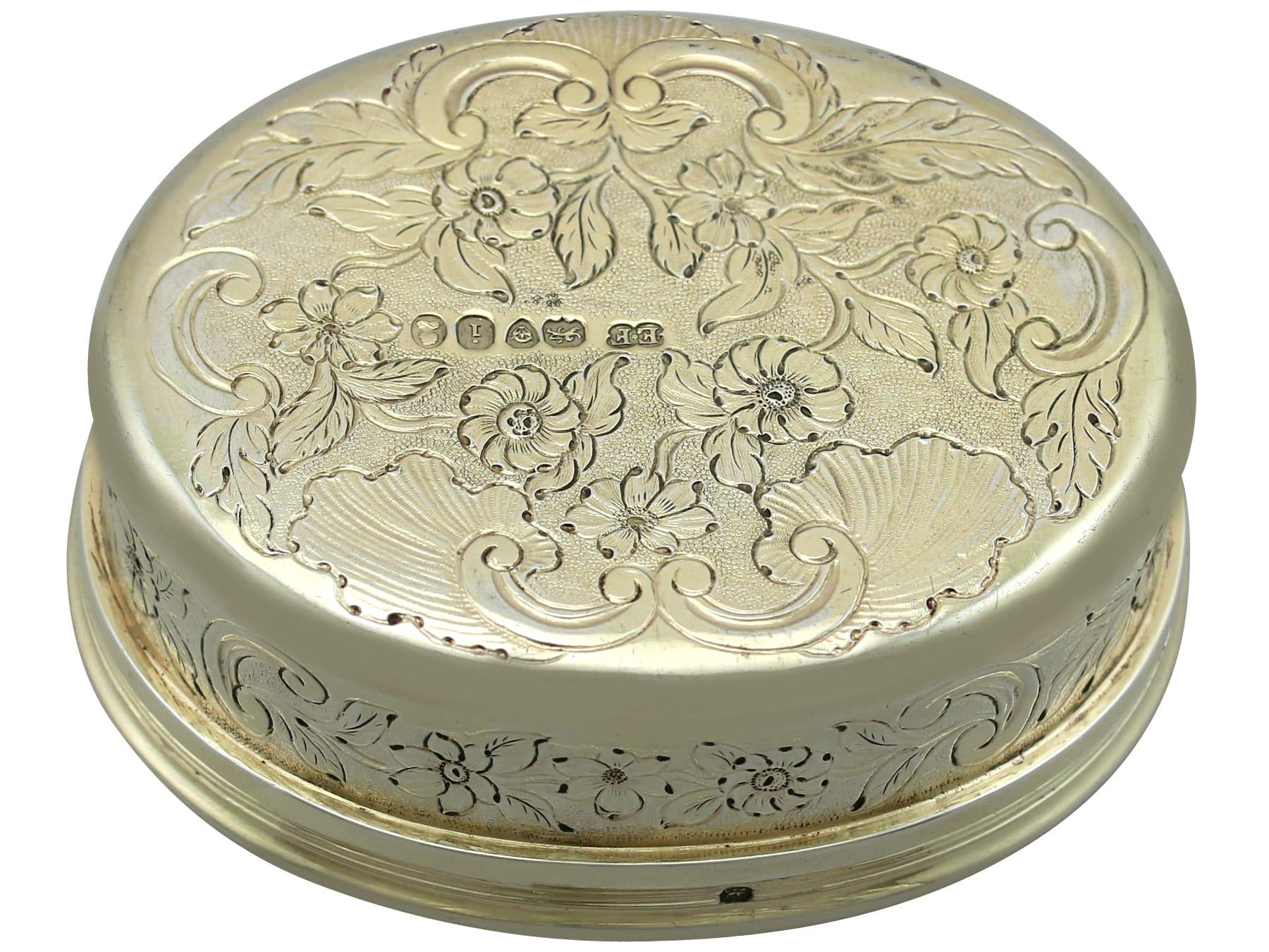 Una magnifica, raffinata e imponente tabacchiera da tavolo antica di Giorgio IV d'Inghilterra in argento sterling dorato; un'aggiunta alla nostra collezione di scatole antiche.

Questa magnifica tabacchiera da tavolo antica di Giorgio IV in argento