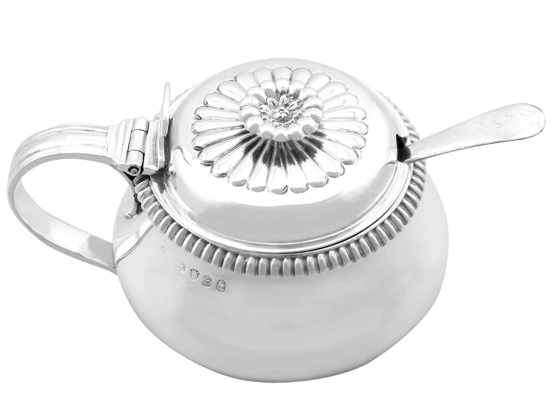 Un eccezionale, raffinato e imponente vaso di senape in argento sterling di Giorgio IV, un'aggiunta alla nostra collezione di argenteria del XIX secolo.

Questo eccezionale vaso da senape antico in argento sterling di Giorgio IV ha una forma