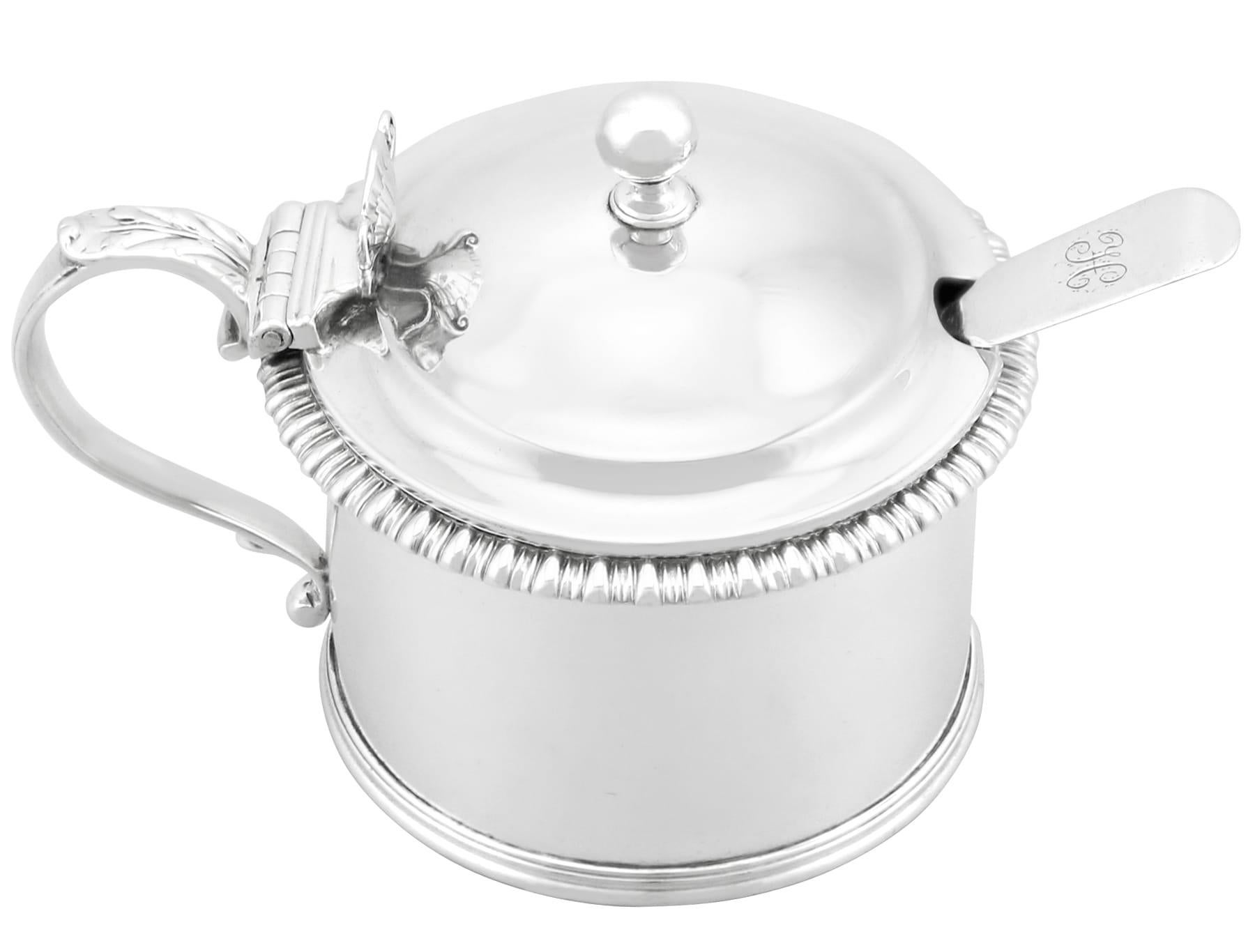 Un eccezionale, raffinato e imponente vaso di senape in argento sterling di Giorgio IV, un'aggiunta alla nostra collezione di argenteria del XIX secolo.

Questo eccezionale vaso da senape antico in argento sterling di Giorgio IV ha una forma