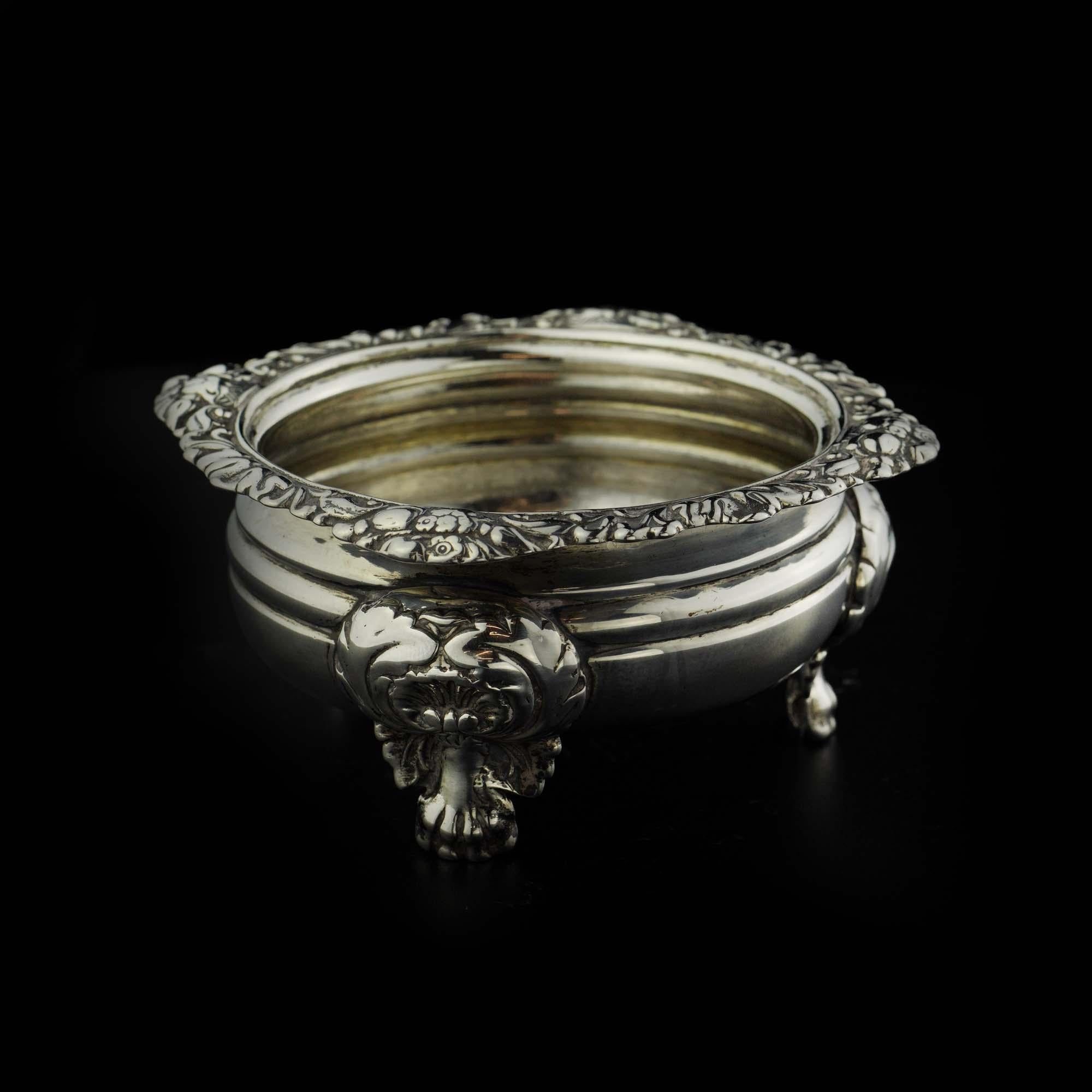 Antique George IV sterling silver salt cellar on three feet.
Maker: Thomas Jemmett & John Howe
Made in England, London, 1819
Fully hallmarked.

Approx. dimensions :
Diameter x height: 8.5 x 4.2 cm
Total weight: 131 grams

Condition: Cellar