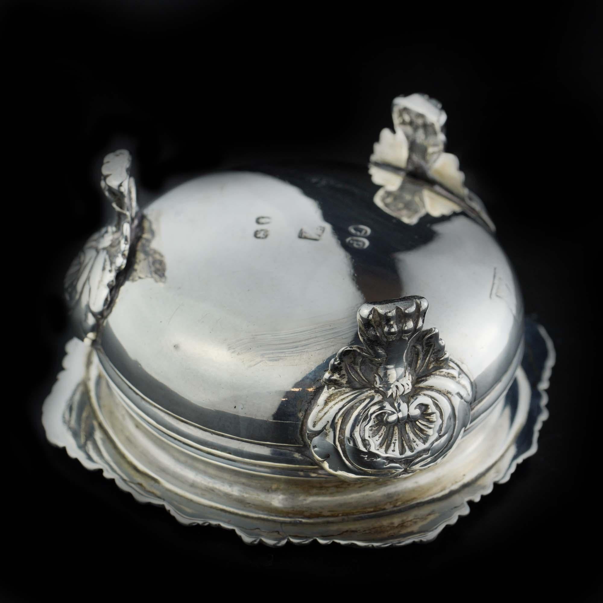 Antique George IV Sterling Silver Salt Cellar on Three Feet In Good Condition For Sale In Braintree, GB