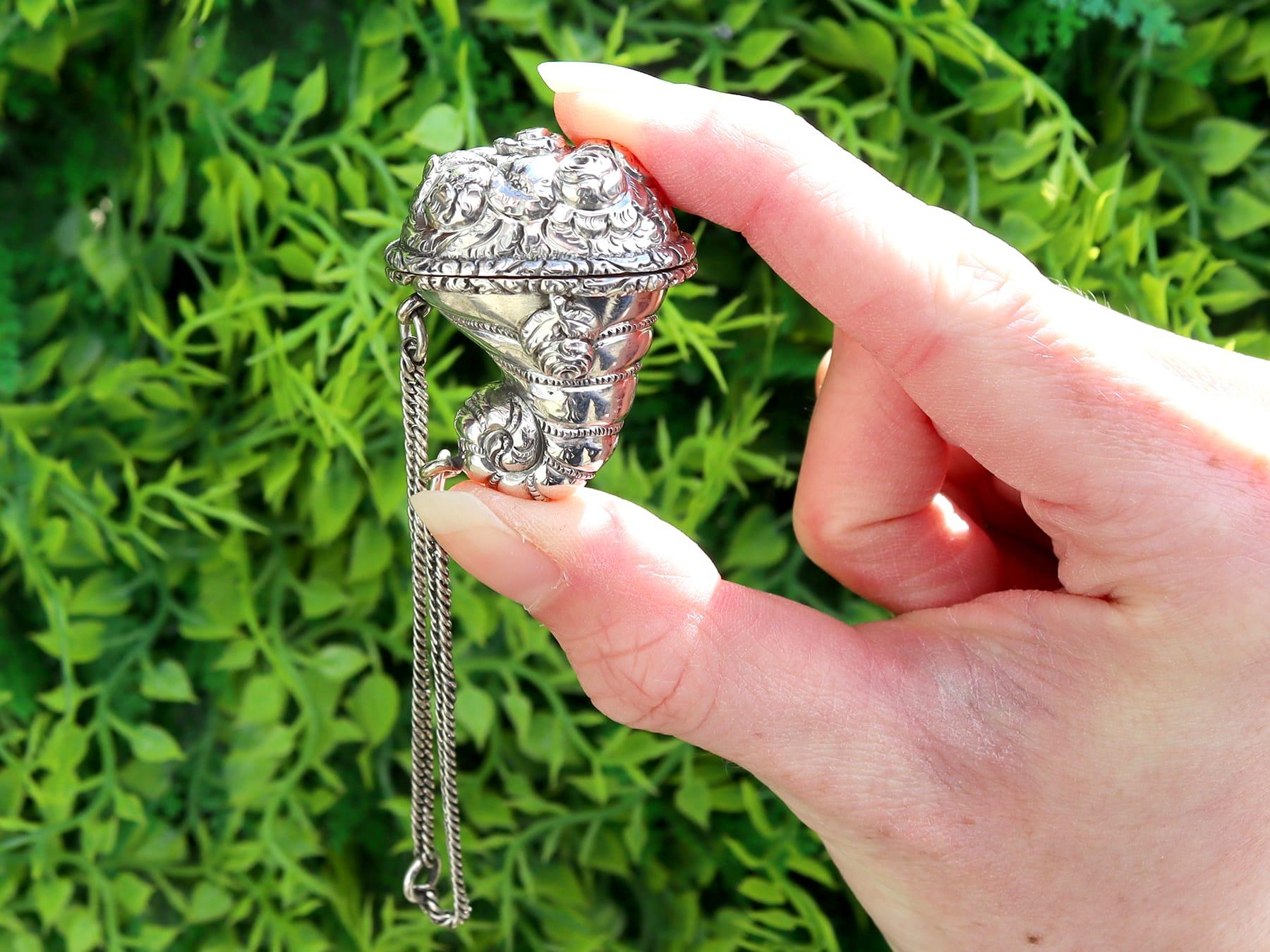 Une exceptionnelle, fine et impressionnante vinaigrette ancienne en argent sterling coulé de George IV anglais ; un ajout à notre collection diversifiée d'argenterie de collection.

Cette exceptionnelle vinaigrette ancienne en argent sterling coulé