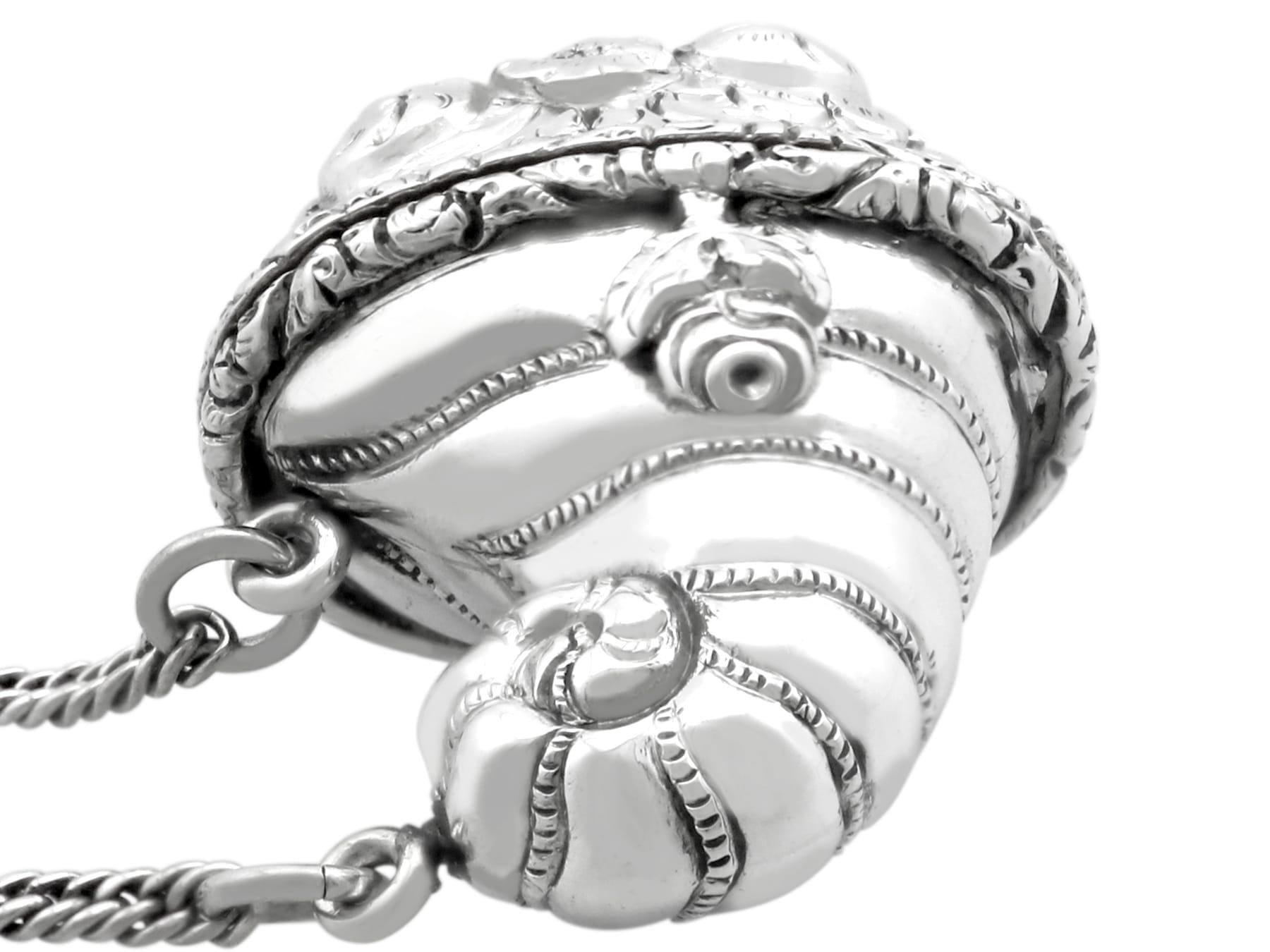 Vinaigrette ancienne en argent sterling en vente 1