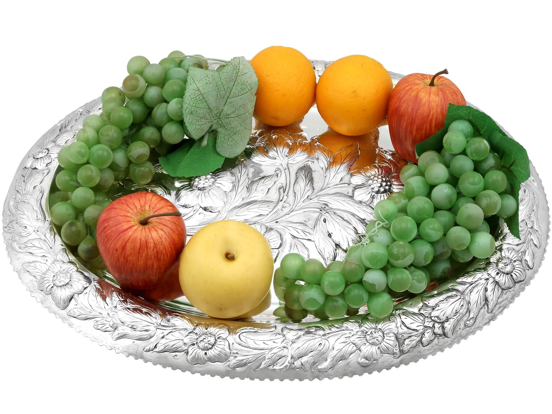 An exceptional, fine and impressive, large antique George IV York sterling silver platter/centrepiece; an addition to our collection of silver decorative trays.

This exceptional and large antique George IV York sterling silver display tray/platter