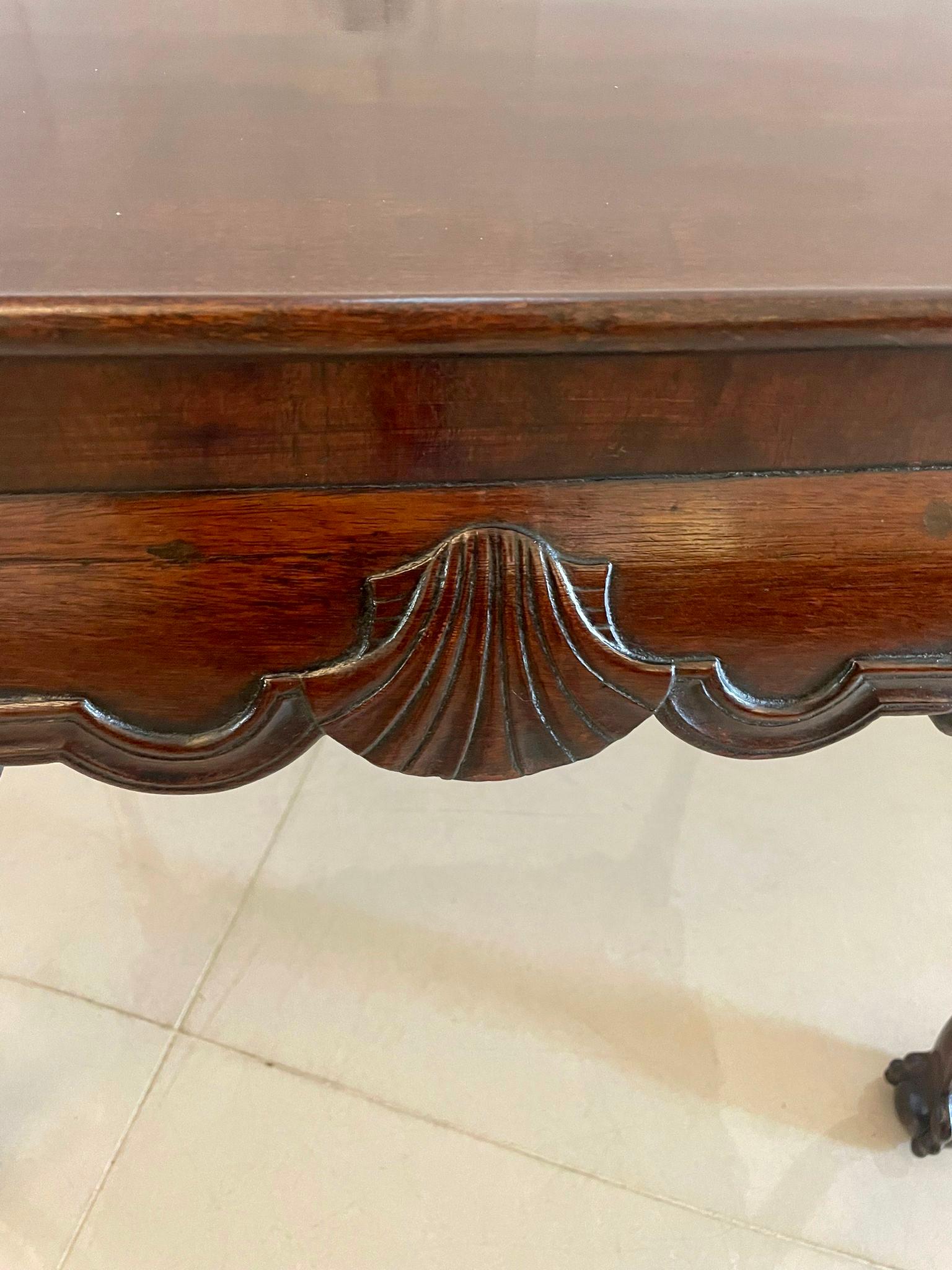 Sculpté Table ancienne George II en acajou sculpté et argent irlandais en vente