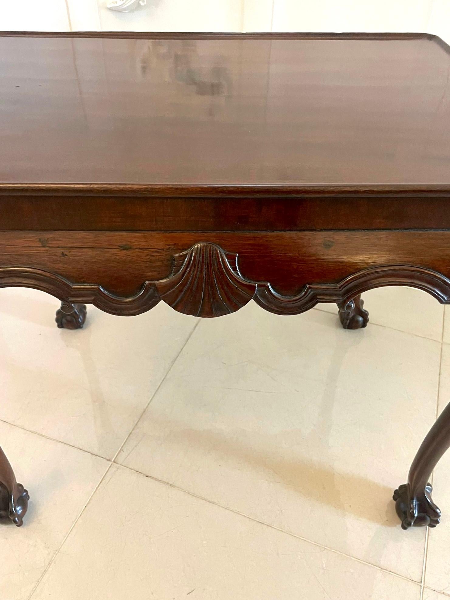XIXe siècle Table ancienne George II en acajou sculpté et argent irlandais en vente