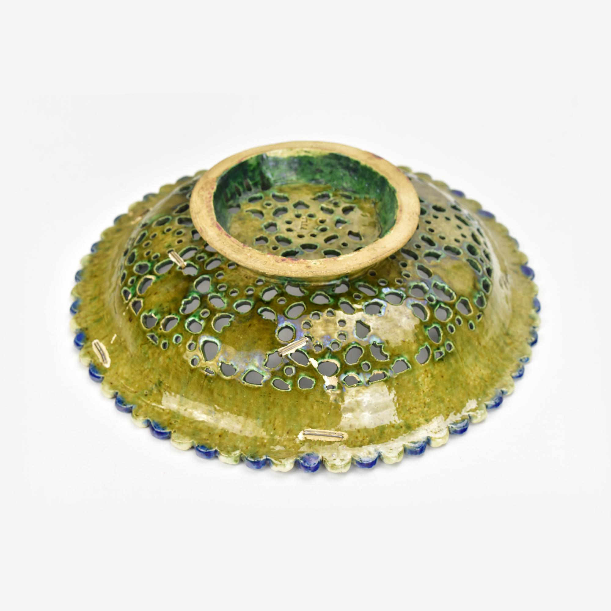 Antico piatto da portata in maiolica Georges Pull con motivo floreale reticolato c 1850 Palissy in vendita 2