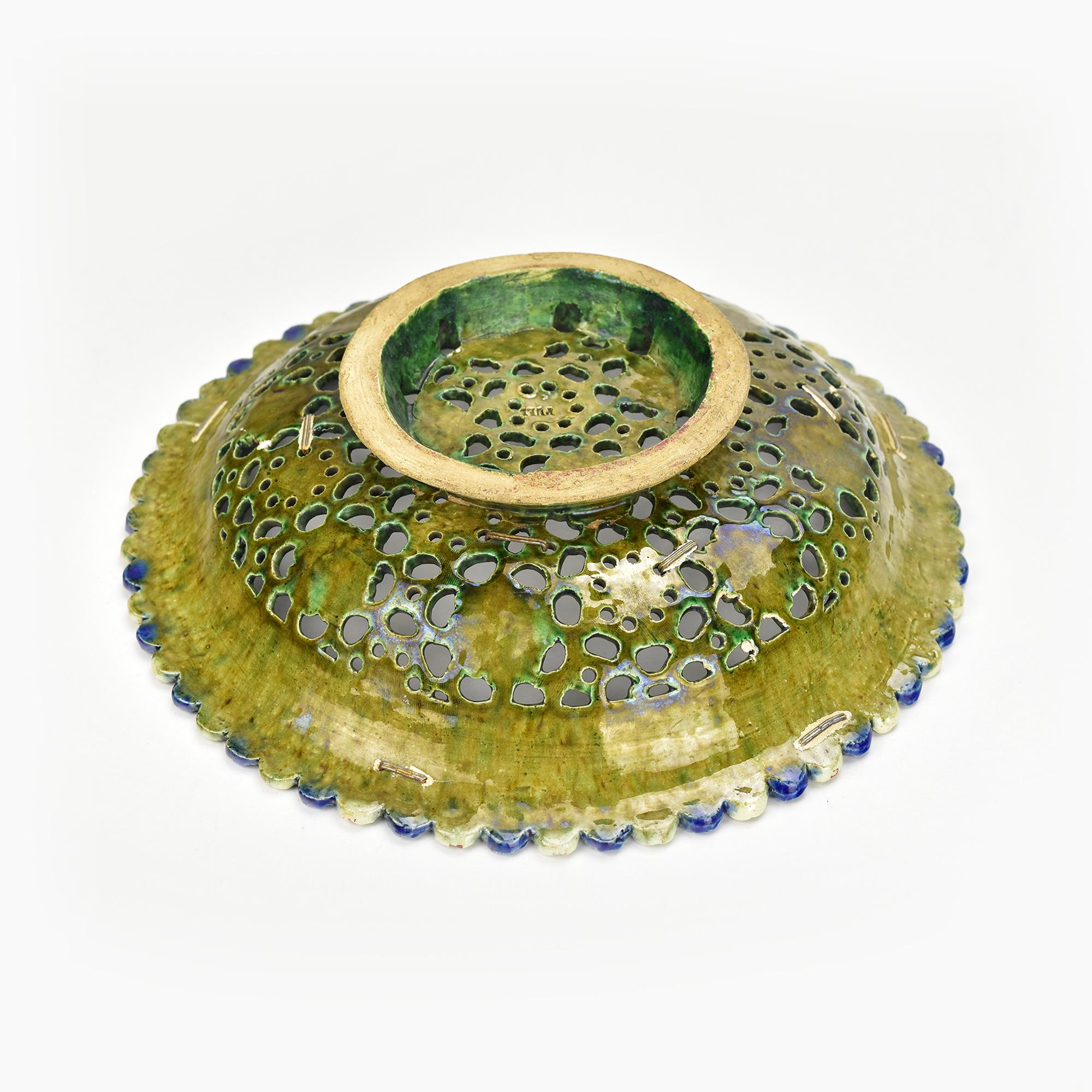 Antico piatto da portata in maiolica Georges Pull con motivo floreale reticolato c 1850 Palissy in vendita 3