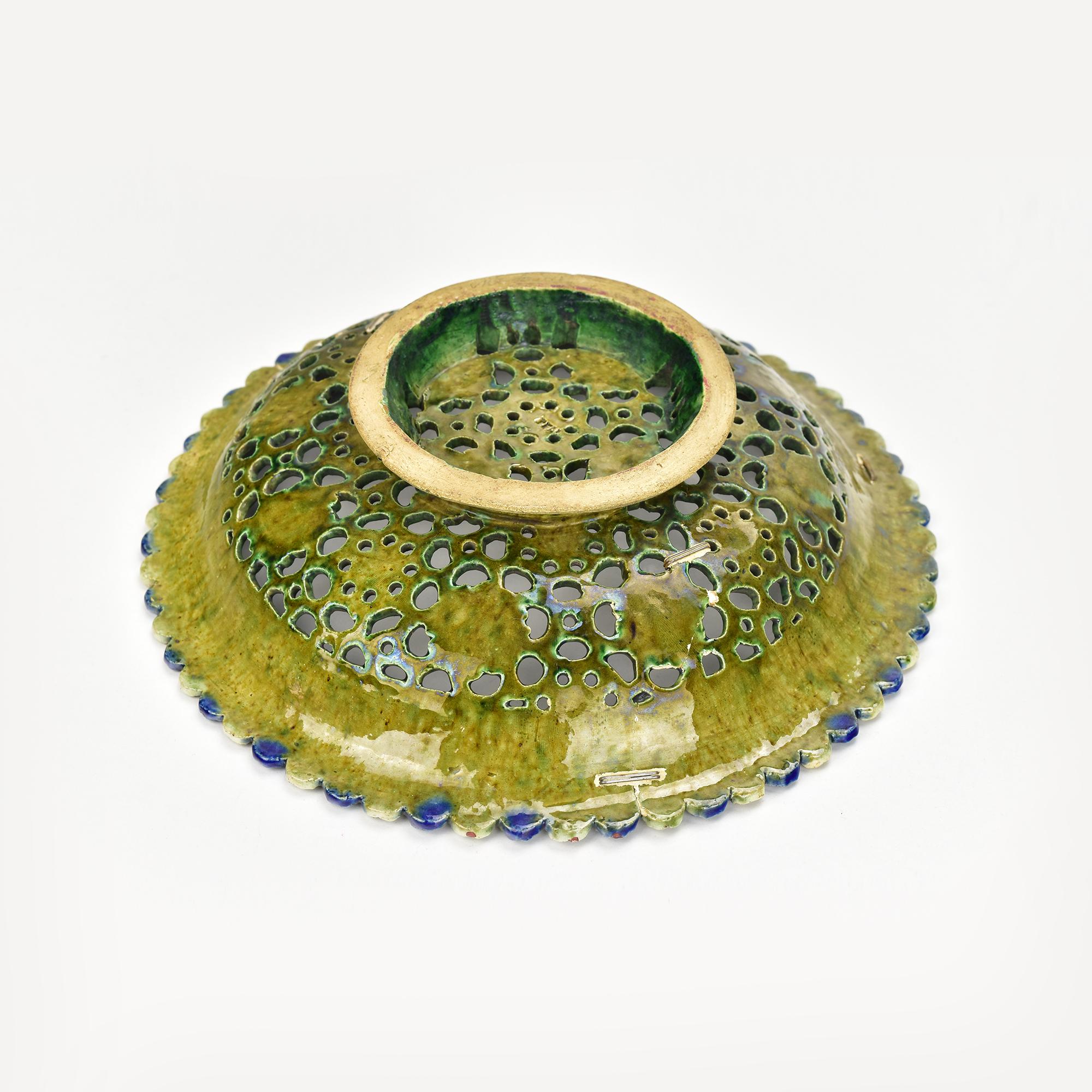 Antico piatto da portata in maiolica Georges Pull con motivo floreale reticolato c 1850 Palissy in vendita 4