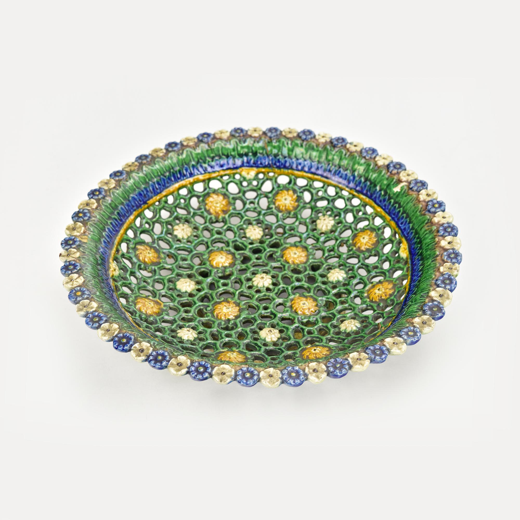 Si tratta di una rarissima ciotola in maiolica di Georges Pull, risalente al 1850 circa, ispirata alle opere di Bernard Palissy del XVI secolo. La ciotola presenta un motivo floreale traforato molto dettagliato e intricato. In particolare, la parte