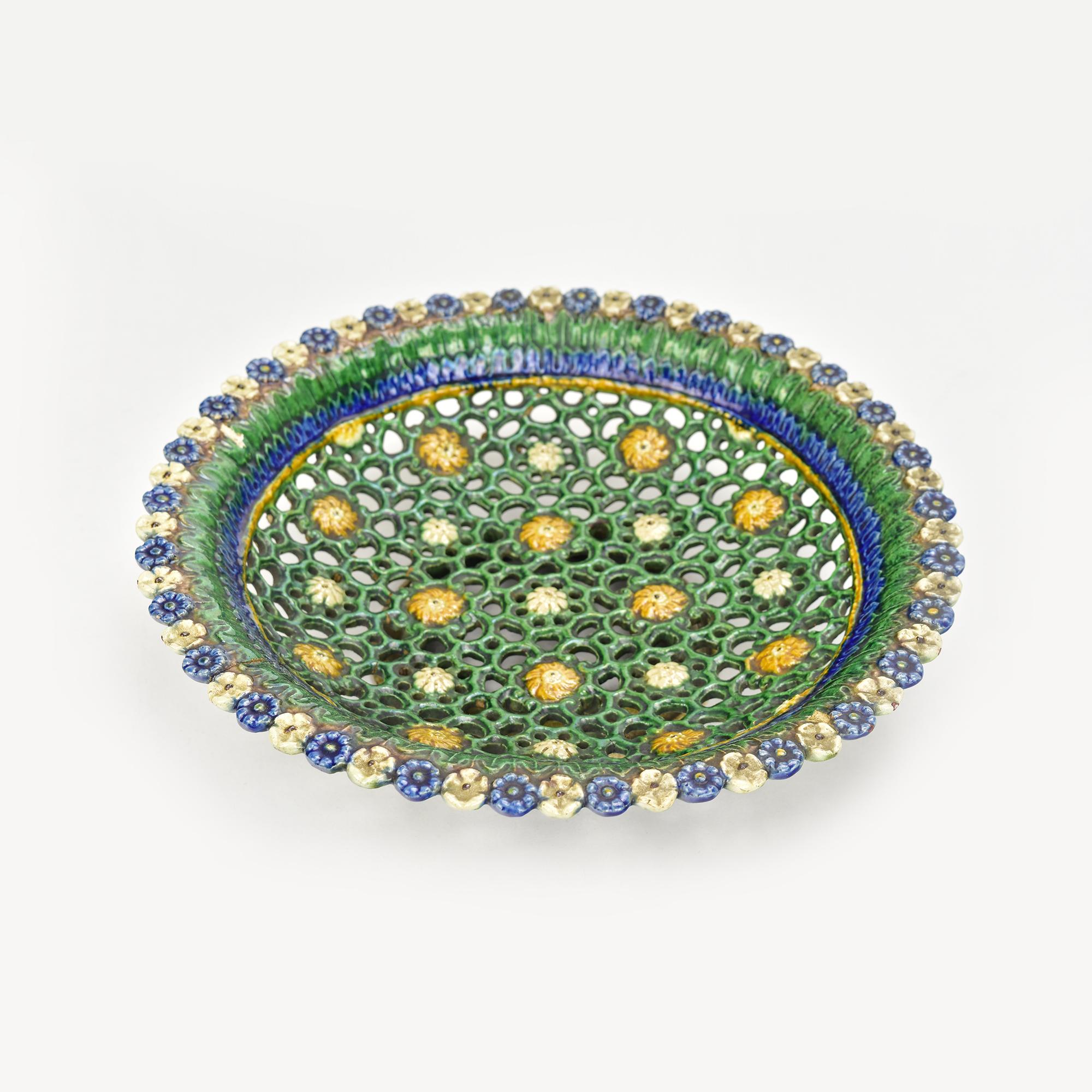 Neorinascimentale Antico piatto da portata in maiolica Georges Pull con motivo floreale reticolato c 1850 Palissy in vendita