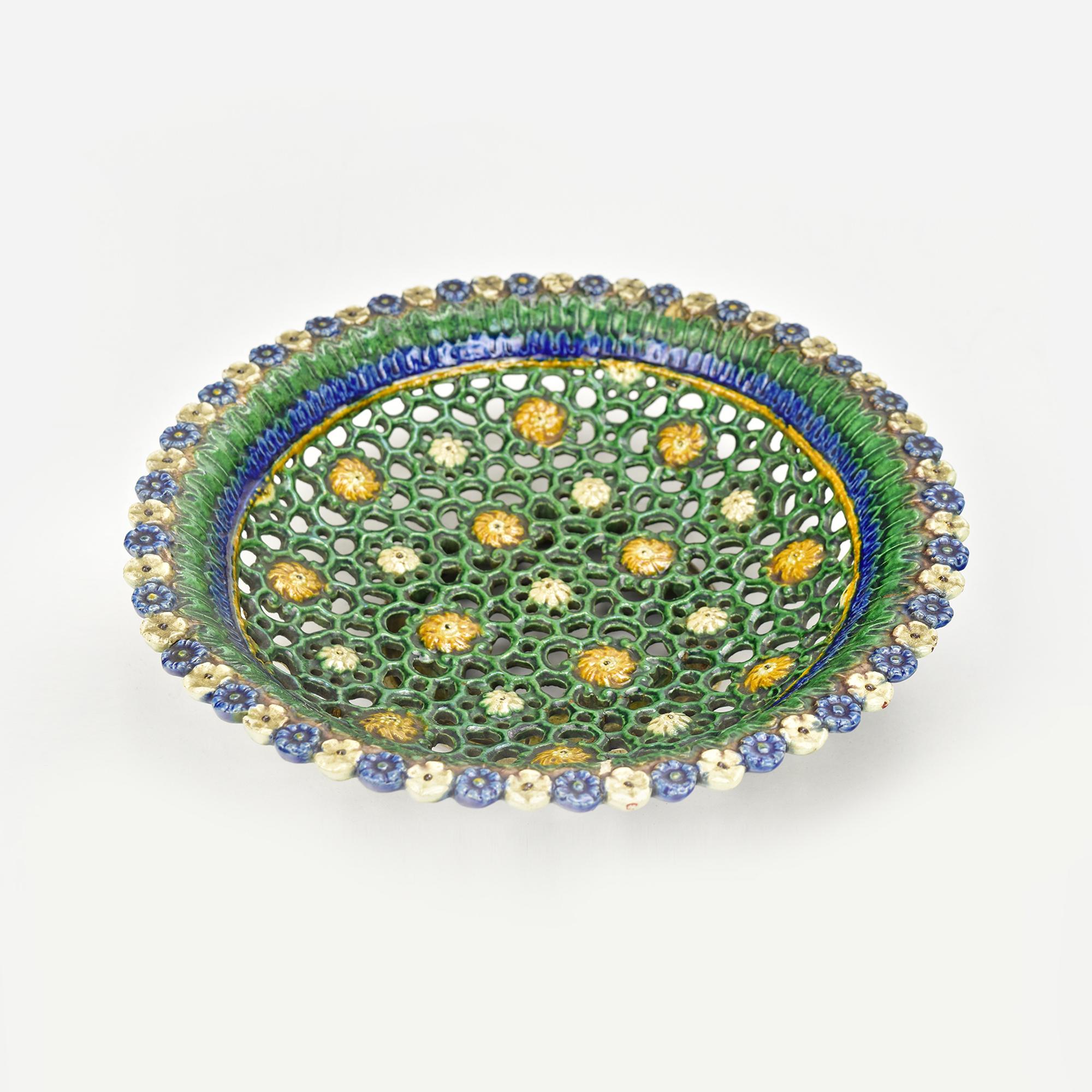 Francese Antico piatto da portata in maiolica Georges Pull con motivo floreale reticolato c 1850 Palissy in vendita