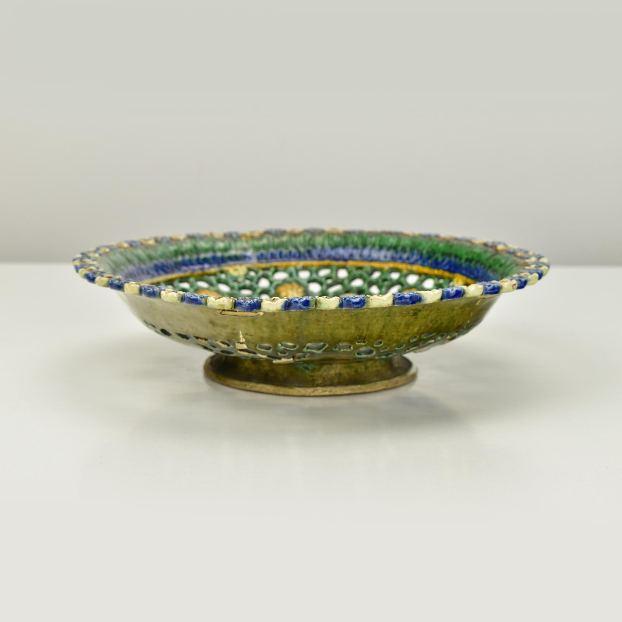 Antico piatto da portata in maiolica Georges Pull con motivo floreale reticolato c 1850 Palissy In condizioni deteriorate in vendita a Bad Säckingen, DE