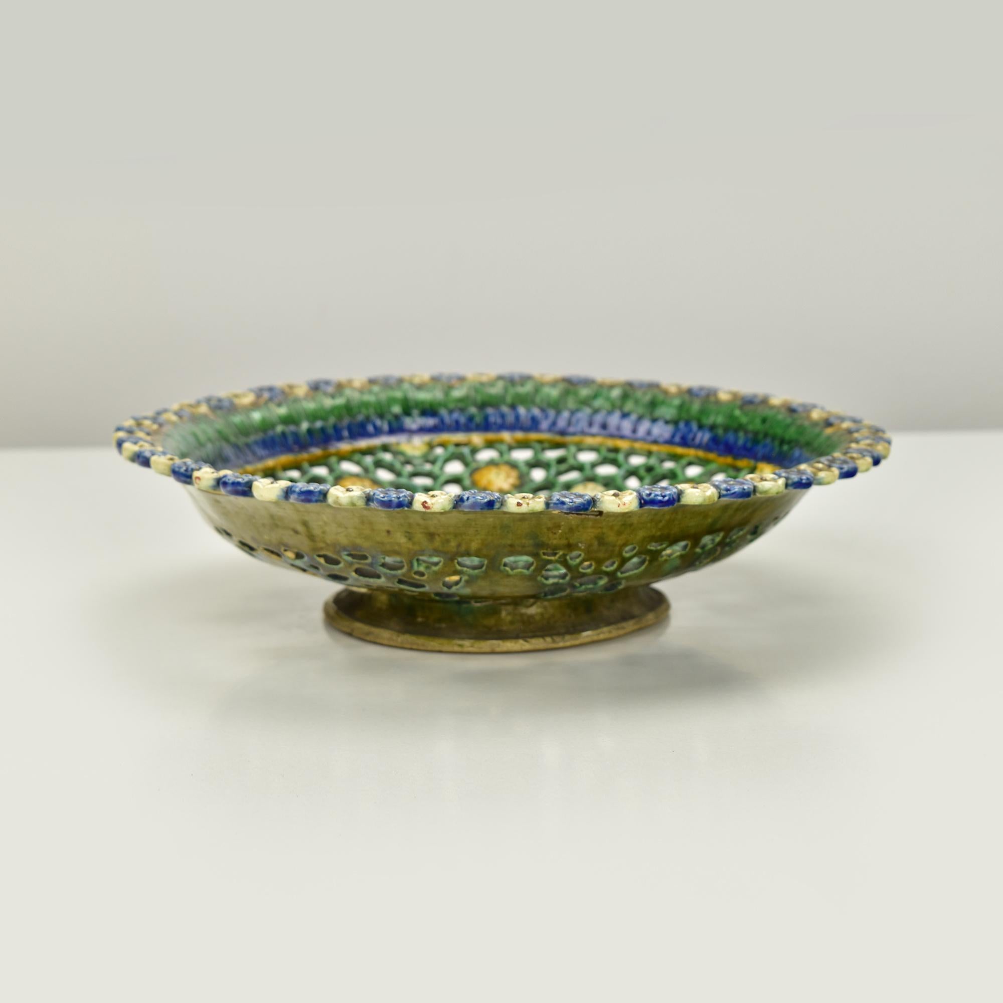 Metà XIX secolo Antico piatto da portata in maiolica Georges Pull con motivo floreale reticolato c 1850 Palissy in vendita
