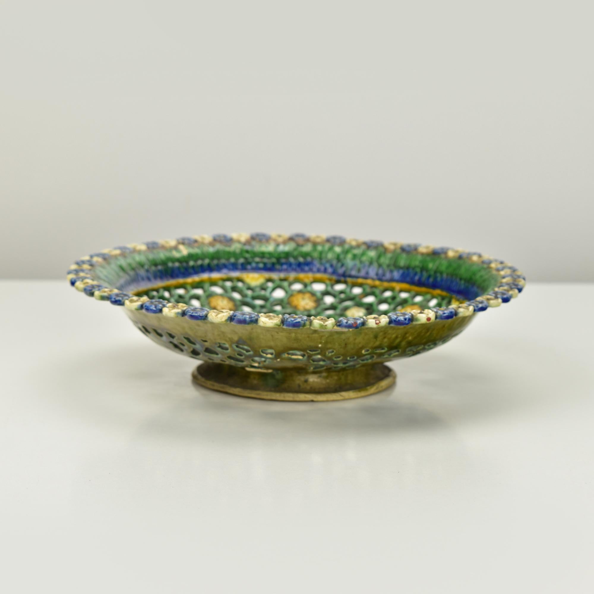Ceramica Antico piatto da portata in maiolica Georges Pull con motivo floreale reticolato c 1850 Palissy in vendita