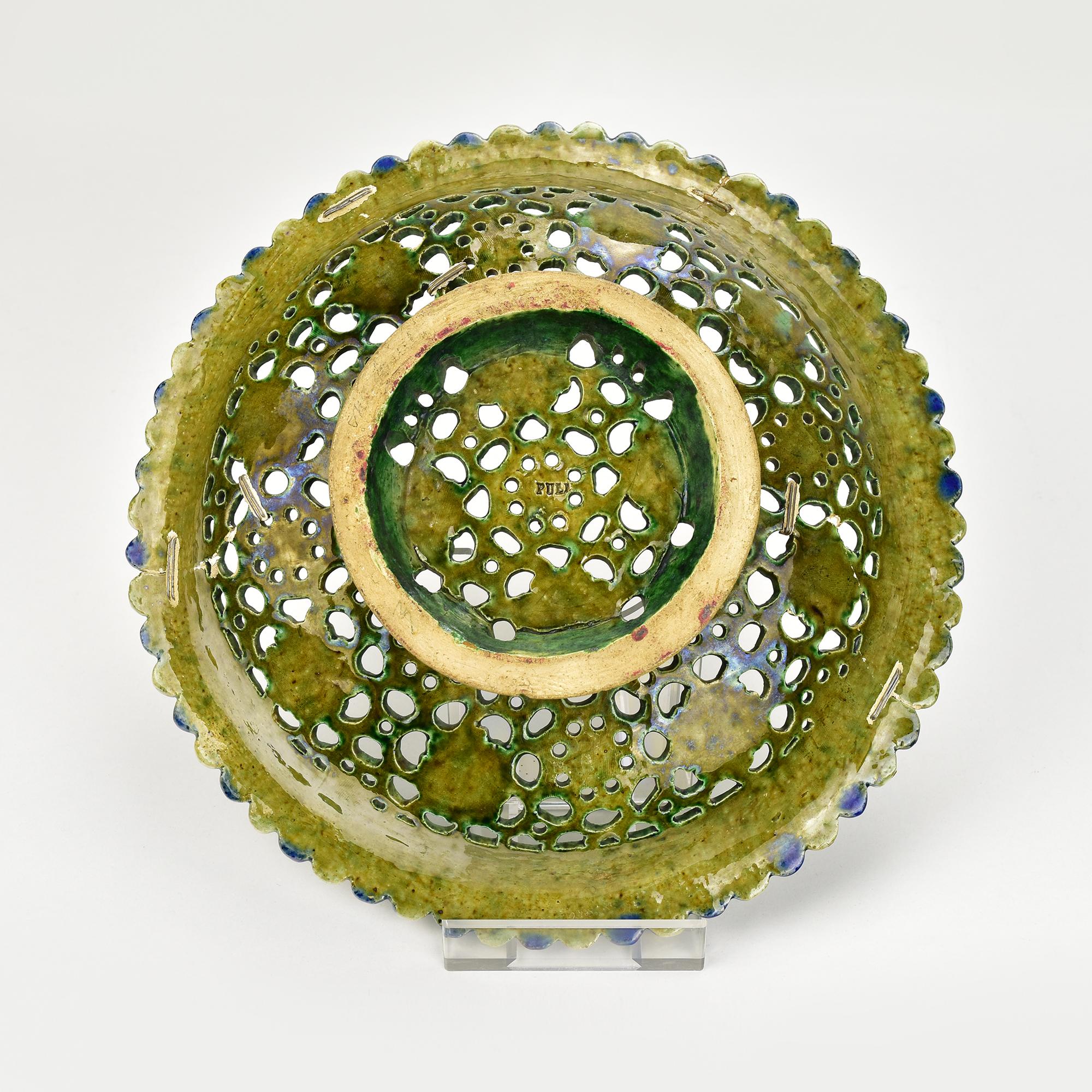 Antico piatto da portata in maiolica Georges Pull con motivo floreale reticolato c 1850 Palissy in vendita 1