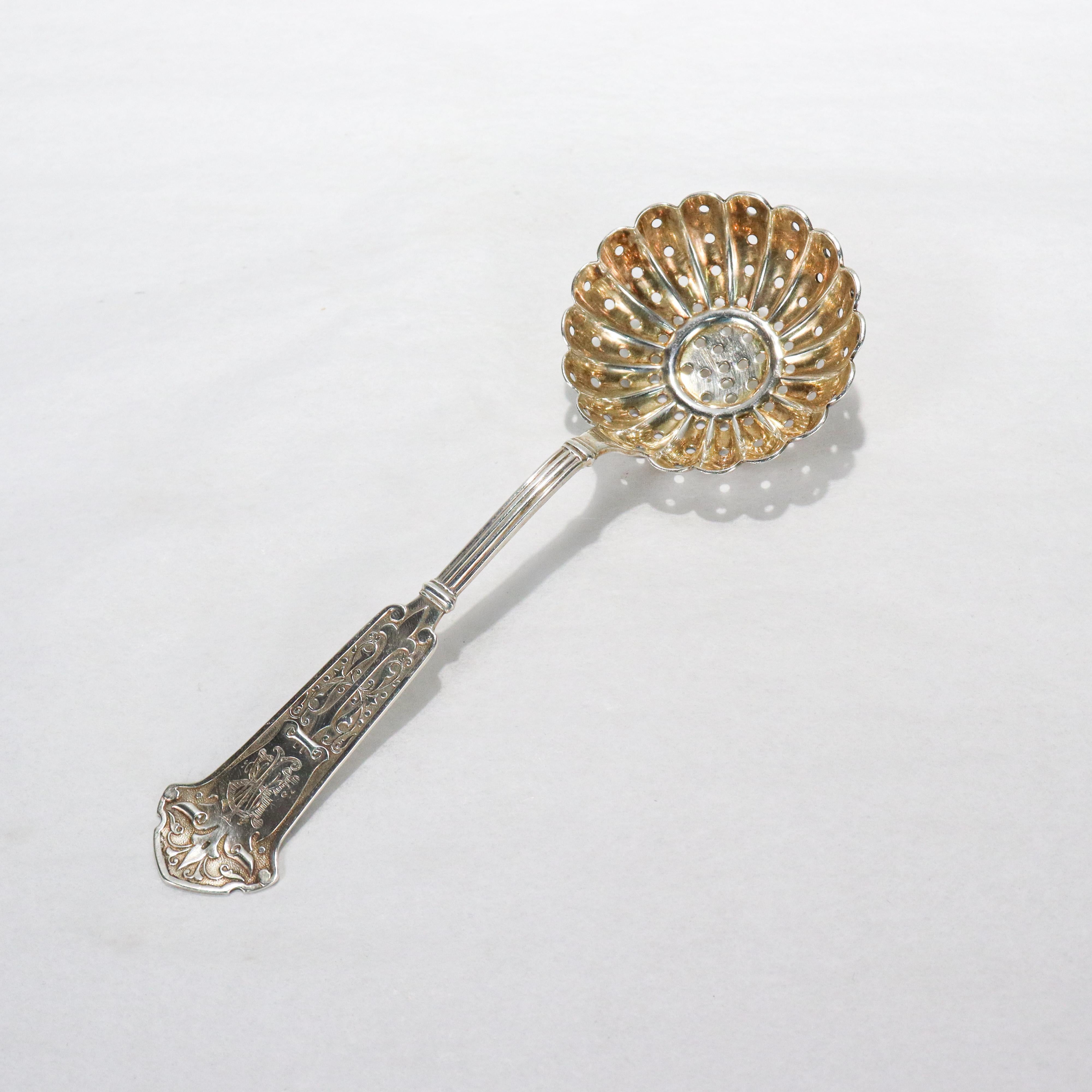 Un raffinato setaccio da zucchero in argento antico.

Di George Sharp.

In argento sterling con doratura sia sulla ciotola che sul manico.

Il manico è decorato con un motivo arabesco in rilievo.

Semplicemente un ottimo setaccio per lo