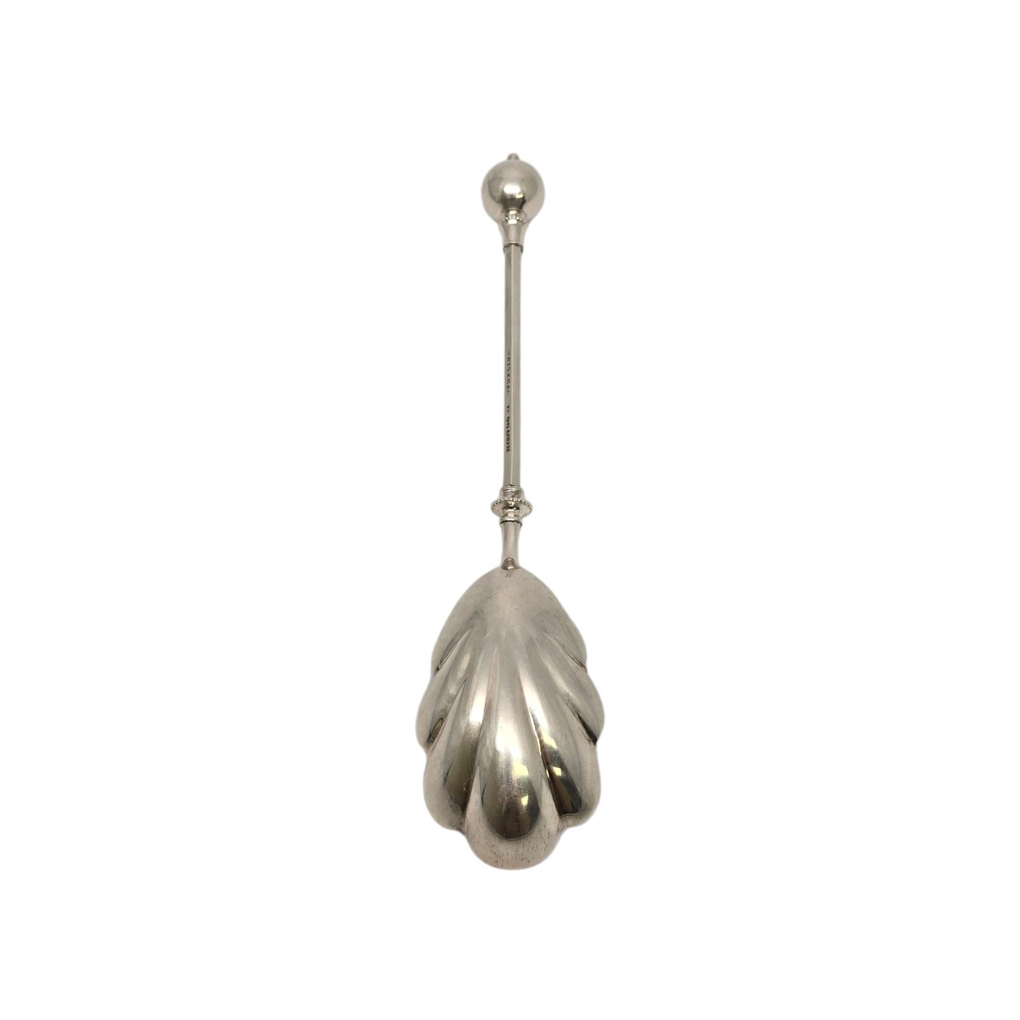 Antico cucchiaio in argento sterling con motivo Ornamental Ball di George Sharp con monogramma.

Il monogramma sembra essere SMM (leggermente inciso sulla palla).

Un bellissimo cucchiaio con una decorazione a sfera in cima al manico e una ciotola a
