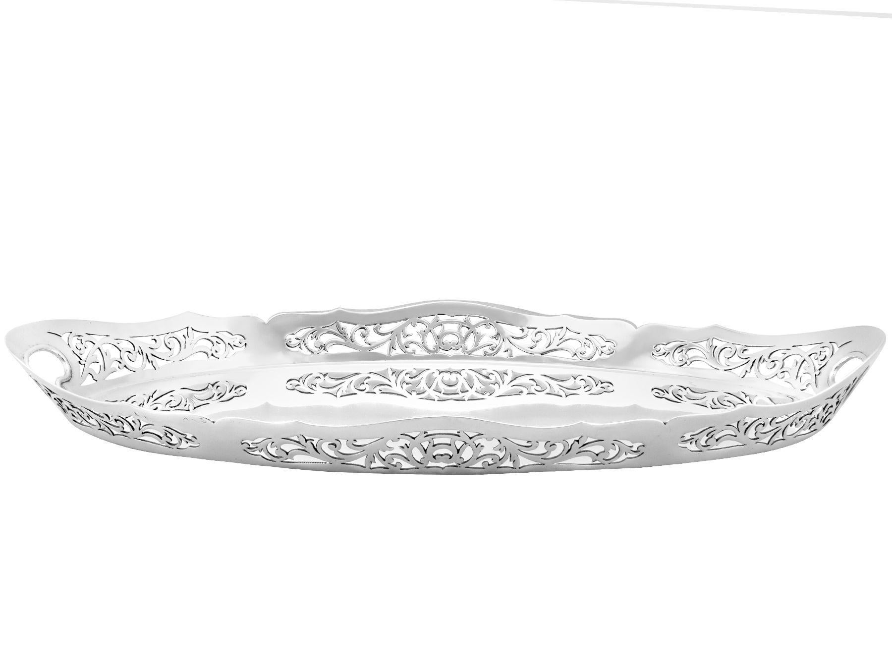 An exceptional, fine and impressive antique George V English sterling silver gallery tray; an addition to our dining silverware collection

This exceptional antique George V sterling silver gallery tray has a plain oval form.

The surface of