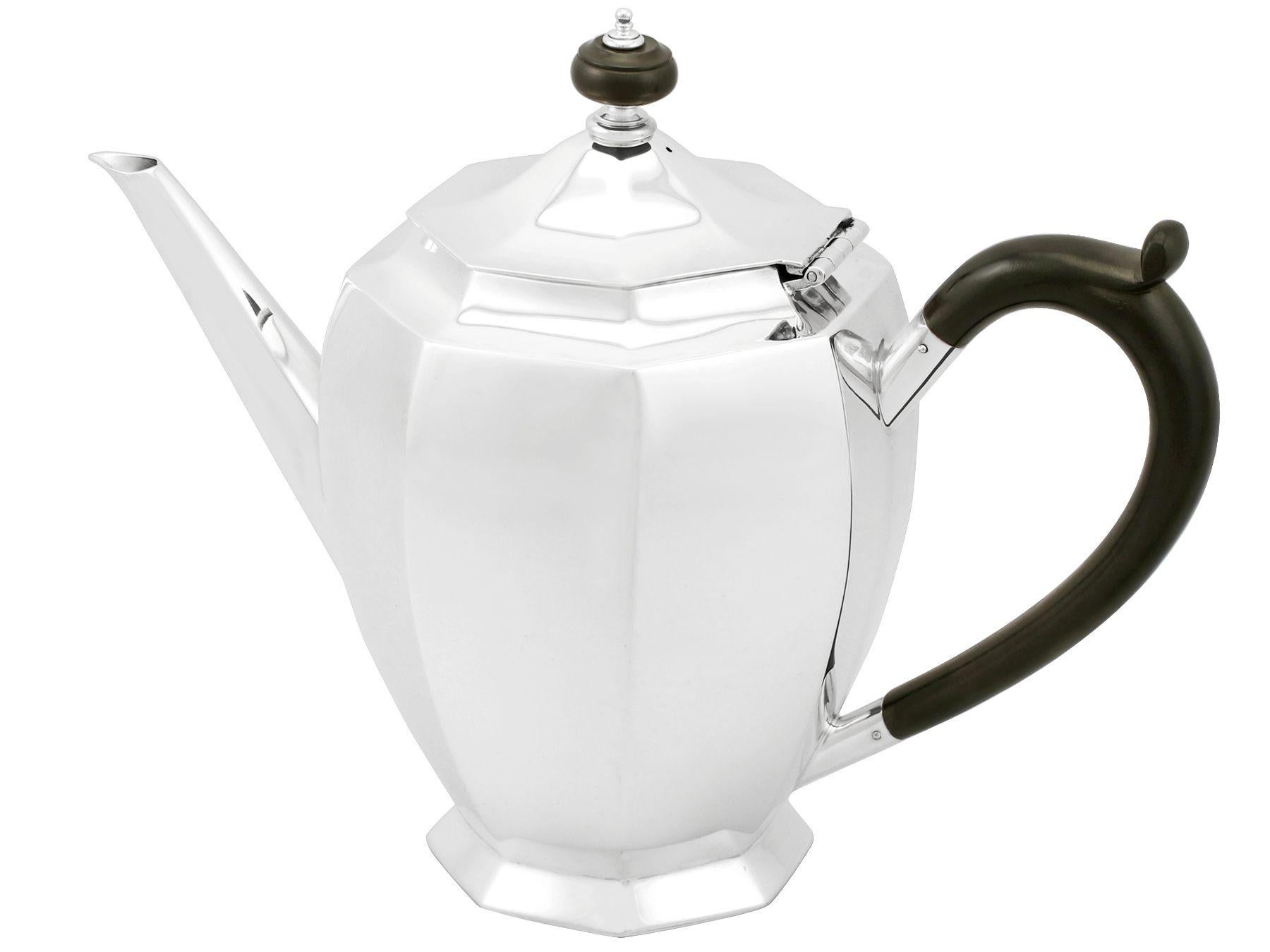 Antique George v 1930s Sterling Silver Teapot by Roberts & Belk Ltd In Excellent Condition For Sale In Jesmond, Newcastle Upon Tyne