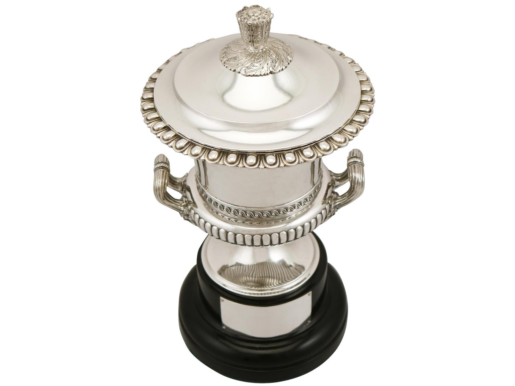 Antique George V 1933 Sterling Silver Presentation Cup and Cover In Excellent Condition In Jesmond, Newcastle Upon Tyne