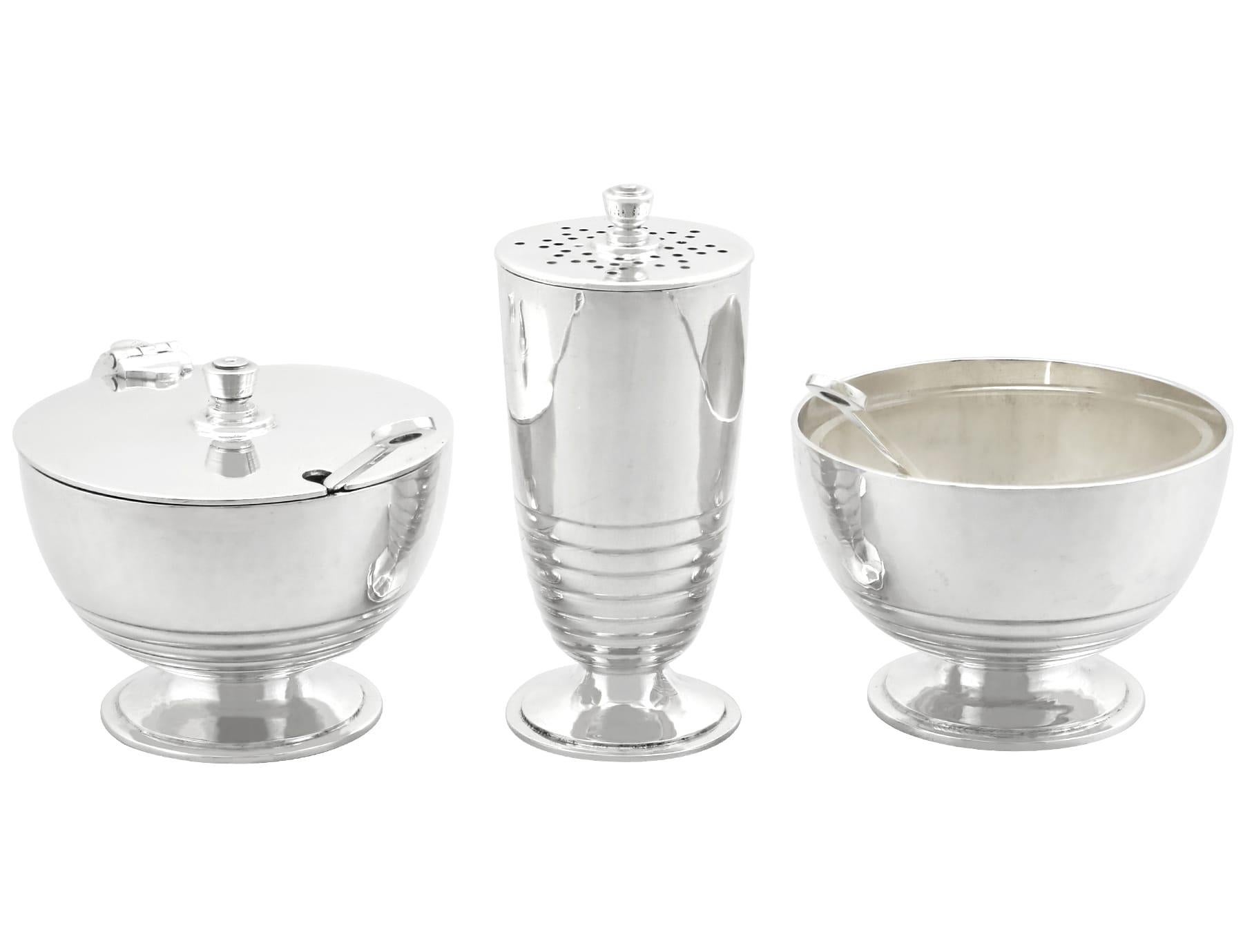 Un eccezionale, raffinato e impressionante antico set di condimenti in argento sterling Art Deco di Giorgio V - inscatolato; un'aggiunta alla nostra collezione di argenteria da pranzo.

Questo eccezionale set di condimenti d'argento di Giorgio V è